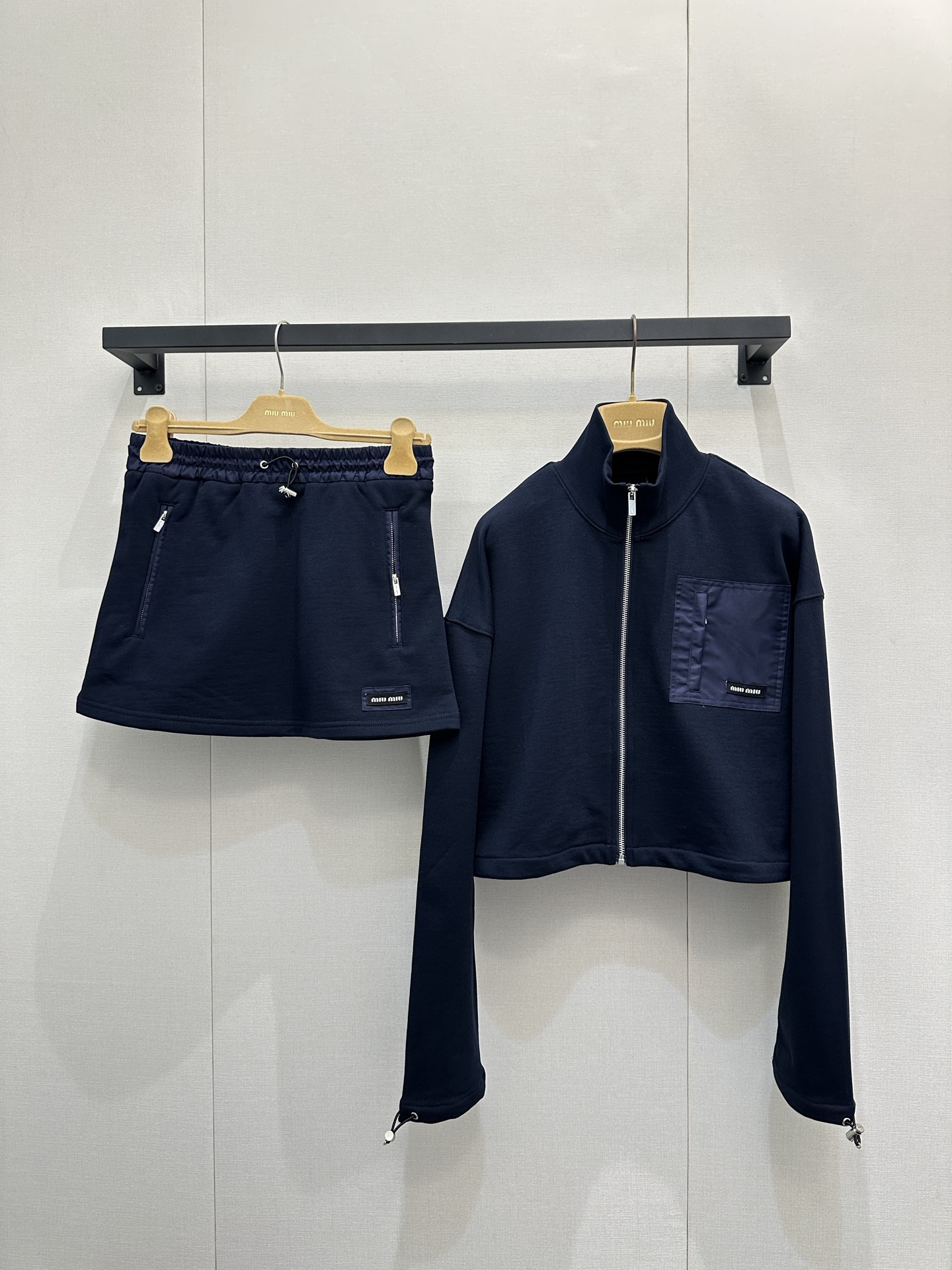 NO:627290,Skirt MiuMi* 25FW new autumn and winter style, navy blue zipper jacket with pocket + skirt set | Exclusively developed by yb!  High quality production!  The stand-up collar zipper + loose silhouette hides the flesh and has a youthful feel. Contrast patch pockets + metal zipper embellishment, workwear-style small details add sophistication. The drawstring design at the hem can be loosened or tightened. The 'lazy curvature' short A-line skirt made of the same material is suitable for different body types. It has a high waist + slightly hip-hugging version, and the leg length is directly stretched!  Ready-made S/M/L large goods, real shots,,miumiu,skirts,jackets & coats,alexander wang19860909半裙MiuMi* 25FW秋冬新款 藏青兜饰拉链夹克+半裙套装丨独家yb开发！高版出品！立领拉链+宽松廓形,藏肉又自带少年感,撞料贴袋+金属拉链缀饰,工装风小细节拉满精致度,下摆抽绳设计,可松可紧,适配不同身材的“慵懒弧度”同料短款A字裙,高腰+微包臀版型,腿长直接拉满！现货发售S/M/L大货实拍,,miumiu,skirts,jackets & coats,alexander wang,Women's clothing