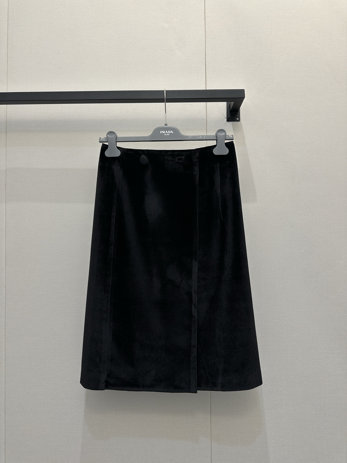 NO:629710,Prad*2025 new autumn and winter fashionable retro A-line velvet skirt, soft and warm, the high-waisted A-line version is super slim, and can be easily worn by fat sisters! The black color is versatile, it can be worn with a woolen jacket or a sweater, and can be worn for commuting and leisure. The slit design of the skirt makes it easier to walk, full of fashion sense~ The sizes are super full, meeting the needs of different body types, comfortable and stylish! Actual photos of SML large quantities, prada, skirts, jackets &  coats,alexander wang19860909Prad*2025秋冬新款时髦复古A字丝绒半身裙,柔软又保暖,高腰A字版型超显瘦,微胖姐妹也能轻松驾驭!黑色百搭,随便配毛呢外套or针织衫都 OK,通勤休闲都能穿计.裙摆开叉设计,走路更方便,时髦感满分~尺码超全,满足不同体型需求,舒适又有型!码数SML大货实拍,,prada,skirts,jackets & coats,alexander wang,Women's clothing