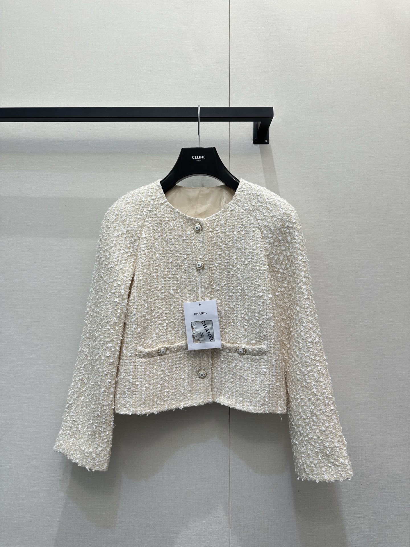 NO:627238,Cha*el 25K Advanced Handicraft Series Oatmeal Double Pocket Tweed Jacket丨Exclusively developed by yb!  High quality production!  The oatmeal tweed base has a warm, waxy and relaxed feel. The pearl buttons + double patch pockets are the iconic exquisite details. The short version is just stuck on the waistline, neatly showing the proportions, and the raw edge texture adds a bit of casual atmosphere. You can wear it in one piece to give you an effortless extravagance ~ Ready-made S/M/L large quantities of real shots,, jackets & coats, jackets & coats, alexander wang19860909Cha*el 25K高级手工坊系列 燕麦色双口袋粗花呢夹克外套丨独家yb开发！高版出品！燕麦色粗花呢基底自带暖糯松弛感,珍珠纽扣+双贴袋是标志性的精致细节,短款版型刚好卡在腰线,利落显比例,毛边纹理又添了几分随性氛围.一件就能穿出毫不费力的贵气~现货发售S/M/L大货实拍,,jackets & coats,jackets & coats,alexander wang,Women's clothing