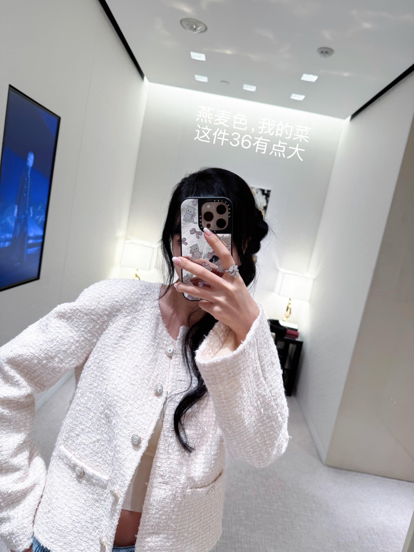 NO:627243,Cha*el 25K Advanced Handicraft Series Oatmeal Double Pocket Tweed Jacket丨Exclusively developed by yb!  High quality production!  The oatmeal tweed base has a warm, waxy and relaxed feel, and the pearl buttons + double patch pockets are the iconic exquisite details. The short version is just stuck on the waistline, neatly showing the proportions, and the raw edge texture adds a bit of casual atmosphere. You can wear it in one piece to look effortlessly elegant~ Available now S/M/L,,jackets & coats,jackets & coats,alexander wang19860909Cha*el 25K高级手工坊系列 燕麦色双口袋粗花呢夹克外套丨独家yb开发！高版出品！燕麦色粗花呢基底自带暖糯松弛感,珍珠纽扣+双贴袋是标志性的精致细节,短款版型刚好卡在腰线,利落显比例,毛边纹理又添了几分随性氛围.一件就能穿出毫不费力的贵气~现货发售S/M/L,,jackets & coats,jackets & coats,alexander wang,Women's clothing