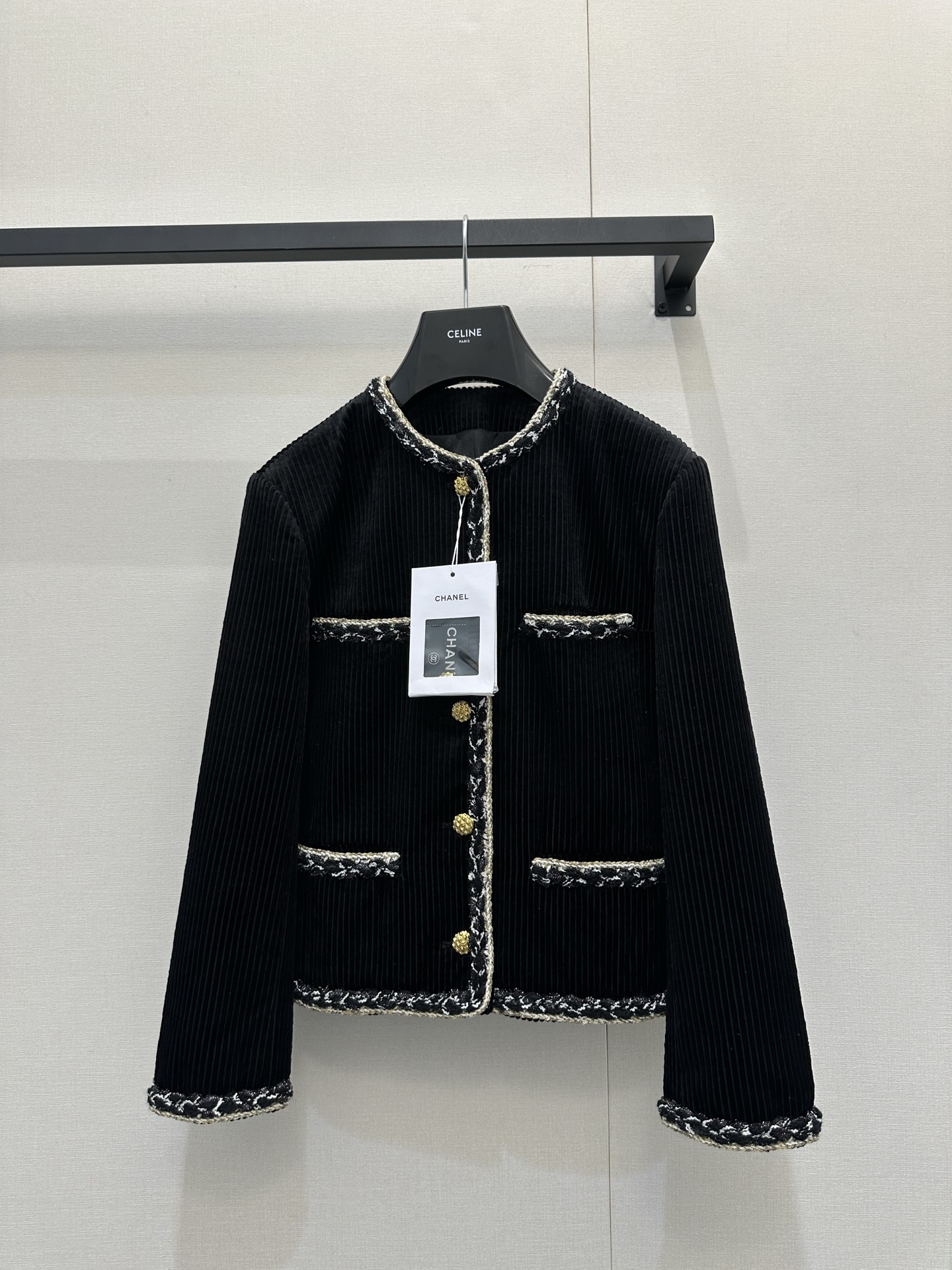 NO:627250,Chane*25K Advanced Handmade Workshop Series New Vertical Corduroy Jacket丨Exclusively developed by yb!  High quality production!  The classic black vertical strip corduroy is the base, which has a lazy texture of the retro era, but the iconic tweed piping of CC instantly jumps to a luxurious dimension - the black and white gold interlaced selvedges meander along the body contours, pocket edges and cuffs. Every inch is the craftsman's extreme obsession with details. The golden metal buttons are like starlight embellishments, replicating the luxury symbols of the Coco era. One button and one close, it is a contemporary echo of the brand's century-old style gene. Code number 36 38  40 real shots of goods,,chanel,jackets & coats,alexander wang19860909Chane*25K高级手工坊系列新款 竖条灯芯绒外套丨独家yb开发！高版出品！经典黑色竖条灯芯绒为基底,自带复古年代的慵懒质感,却因CC标志性的粗花呢滚边瞬间跃升奢雅维度——黑白金交织的织边,沿着衣身轮廓、口袋边缘与袖口蜿蜒,每一寸都是手工坊匠人对细节的极致偏执.金色金属纽扣如星芒点缀,复刻了Coco 时代的奢华符号,一扣一合间,是品牌百年风格基因的当代回响 码数36 38 40大货实拍,,chanel,jackets & coats,alexander wang,Women's clothing