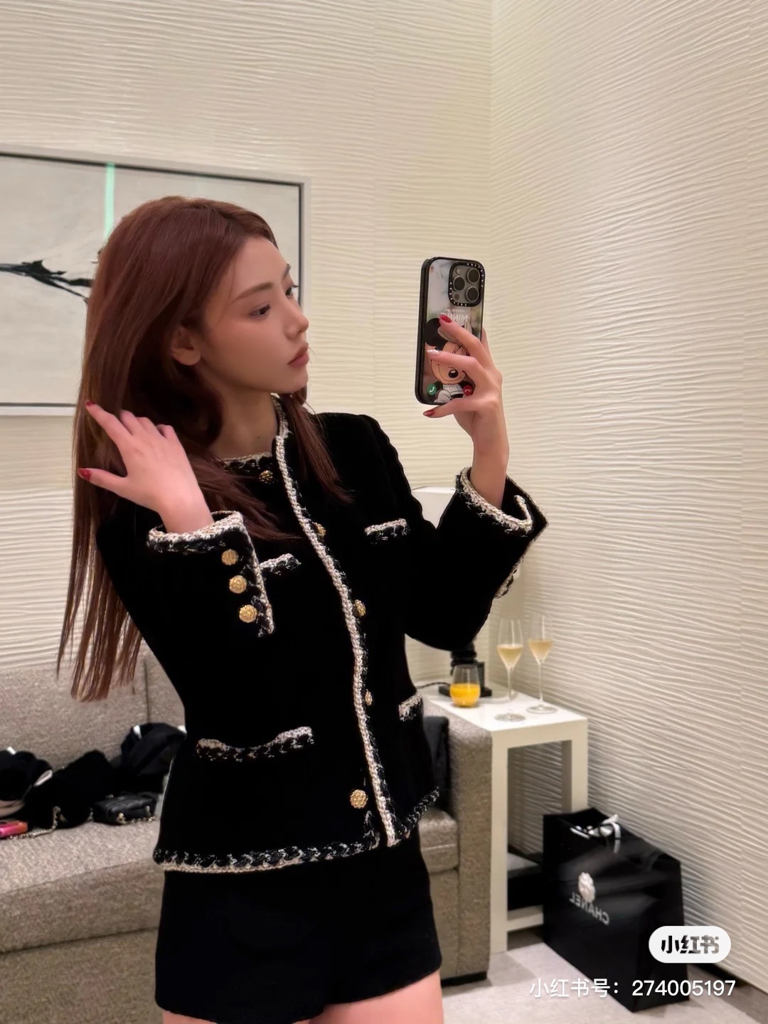 NO:627258,Chane*25K Advanced Handmade Workshop Series New Vertical Corduroy Jacket丨Exclusively developed by yb!  High quality production!  The classic black vertical strip corduroy is the base, which has a lazy texture of the retro era, but the iconic tweed piping of CC instantly jumps to a luxurious dimension - the black and white gold interlaced selvedges meander along the body contours, pocket edges and cuffs. Every inch is the craftsman's extreme obsession with details. The golden metal buttons are like starlight embellishments, replicating the luxury symbols of the Coco era. One button and one close, it is a contemporary echo of the brand's century-old style gene. Code number 36 38  40,,chanel,jackets & coats,alexander wang19860909Chane*25K高级手工坊系列新款 竖条灯芯绒外套丨独家yb开发！高版出品！经典黑色竖条灯芯绒为基底,自带复古年代的慵懒质感,却因CC标志性的粗花呢滚边瞬间跃升奢雅维度——黑白金交织的织边,沿着衣身轮廓、口袋边缘与袖口蜿蜒,每一寸都是手工坊匠人对细节的极致偏执.金色金属纽扣如星芒点缀,复刻了Coco 时代的奢华符号,一扣一合间,是品牌百年风格基因的当代回响 码数36 38 40,,chanel,jackets & coats,alexander wang,Women's clothing