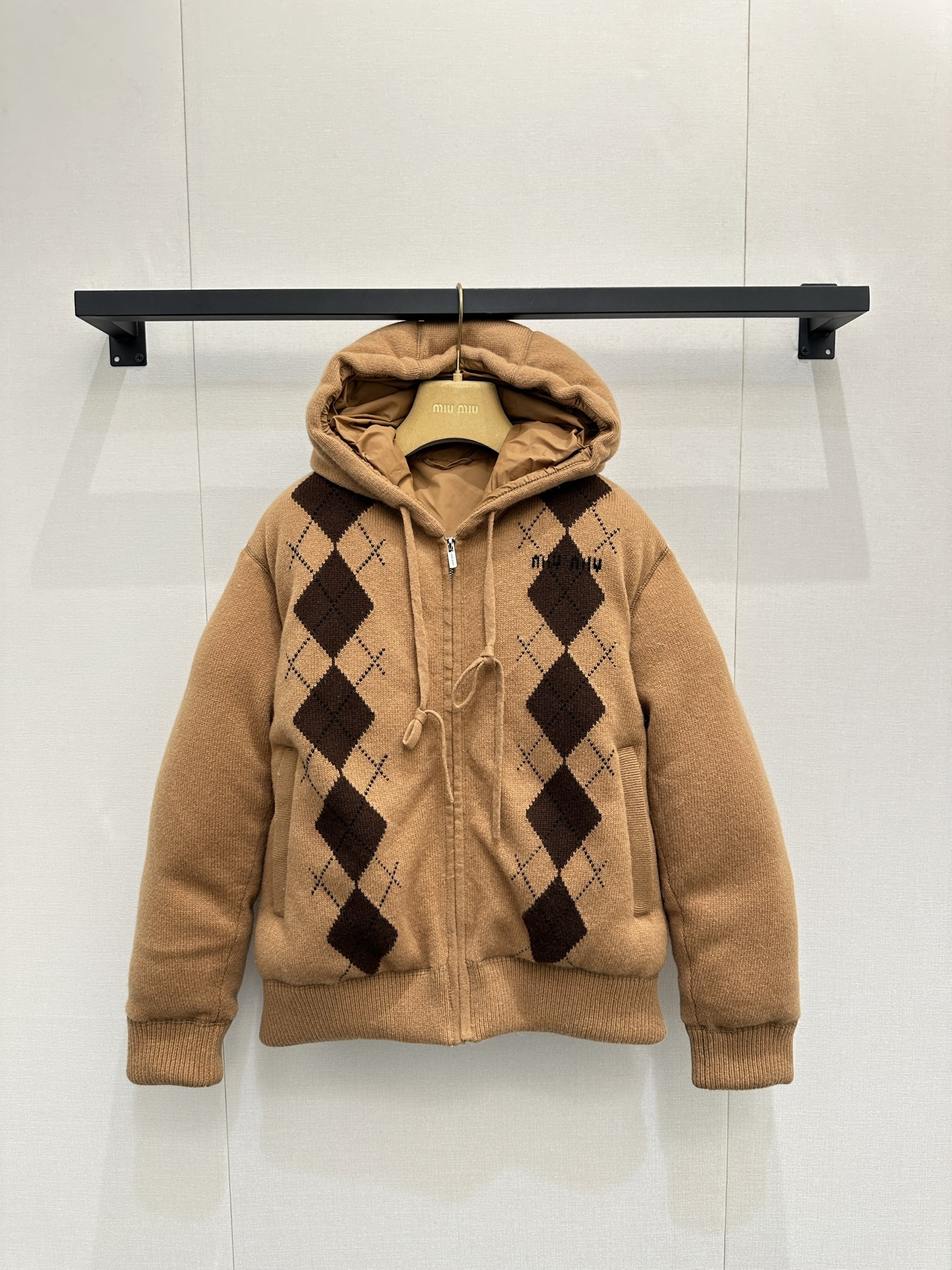 NO:627251,Comes with dust bag. Miu Miu 25 new hooded cashmere down jacket. Original development and customization. Maillard color, hardware and accessories are fully in place. National standard 90 white goose down filling. Customized fabrics are light and warm. Regular style. Loose silhouette. The style is age-reducing and cute~~ The upper body is versatile, handsome and fashionable. It is warm and refuses to be bloated. The upper body is so beautiful that it has no friends.  wang19860909配防尘袋 Miu Miu 25新款连帽羊绒羽绒服外套 原版开发定制 美拉德色系,五金配件细节全面到位 国标90白鹅羽毛绒填充 定制面料轻盈保暖 常规款 宽松廓形版型减龄可爱～～上身百搭帅气又时髦 保暖拒绝臃肿 上身美到没朋友 SML大货实拍,,miumiu,jackets & coats,down jacket,hats,alexander wang,Women's clothing