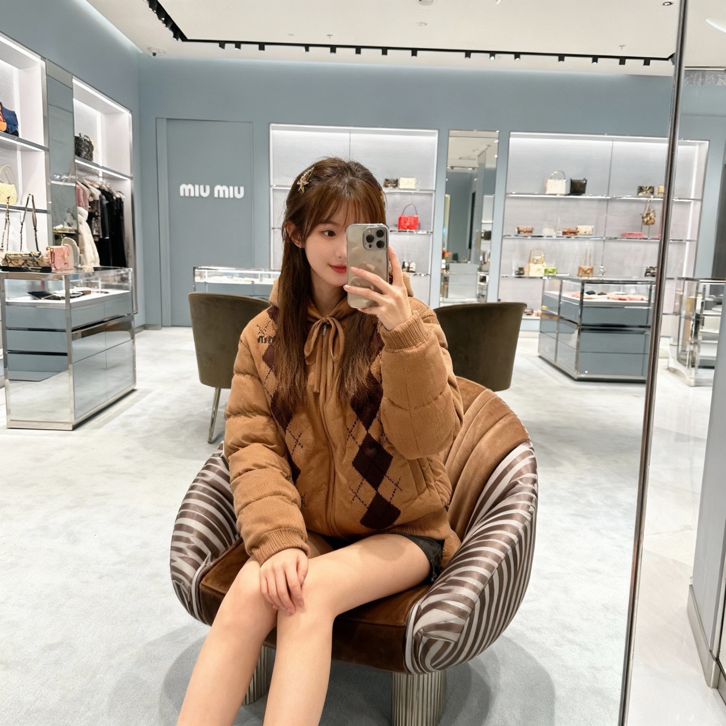 NO:627259,Miu Miu 25 new hooded cashmere down jacket. Original development and customization. Maillard color, hardware accessories and details are in place. National standard 90 white goose down and down filling. Customized fabric is light and warm. Regular style. Loose silhouette. The style is age-reducing and cute~~ The upper body is versatile, handsome and fashionable. It is warm and refuses to be bloated. The upper body is so beautiful that it has no friends. SML,,miumiu,jackets & coats,down jacket,hats,alexander wang19860909Miu Miu 25新款连帽羊绒羽绒服外套 原版开发定制 美拉德色系,五金配件细节全面到位 国标90白鹅羽毛绒填充 定制面料轻盈保暖 常规款 宽松廓形版型减龄可爱～～上身百搭帅气又时髦 保暖拒绝臃肿 上身美到没朋友 SML,,miumiu,jackets & coats,down jacket,hats,alexander wang,Women's clothing