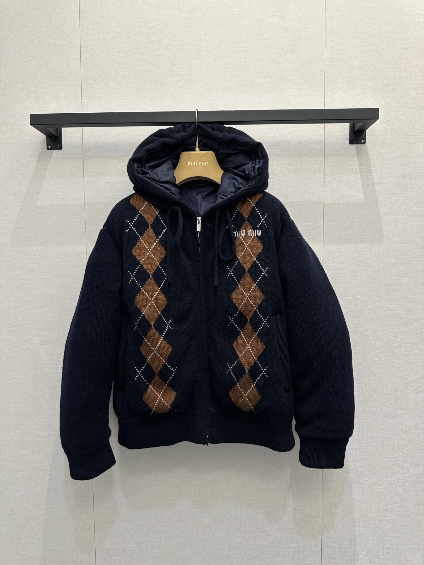 NO:627268,Comes with dust bag. Miu Miu 25 new hooded cashmere down jacket. Original development and customization. Maillard color, hardware and accessories are fully in place. National standard 90 white goose down filling. Customized fabrics are light and warm. Regular style. Loose silhouette. The style is age-reducing and cute~~ The upper body is versatile, handsome and fashionable. It is warm and refuses to be bloated. The upper body is so beautiful that it has no friends.  wang19860909配防尘袋 Miu Miu 25新款连帽羊绒羽绒服外套 原版开发定制 美拉德色系,五金配件细节全面到位 国标90白鹅羽毛绒填充 定制面料轻盈保暖 常规款 宽松廓形版型减龄可爱～～上身百搭帅气又时髦 保暖拒绝臃肿 上身美到没朋友 SML大货实拍,,miumiu,jackets & coats,down jacket,hats,alexander wang,Women's clothing