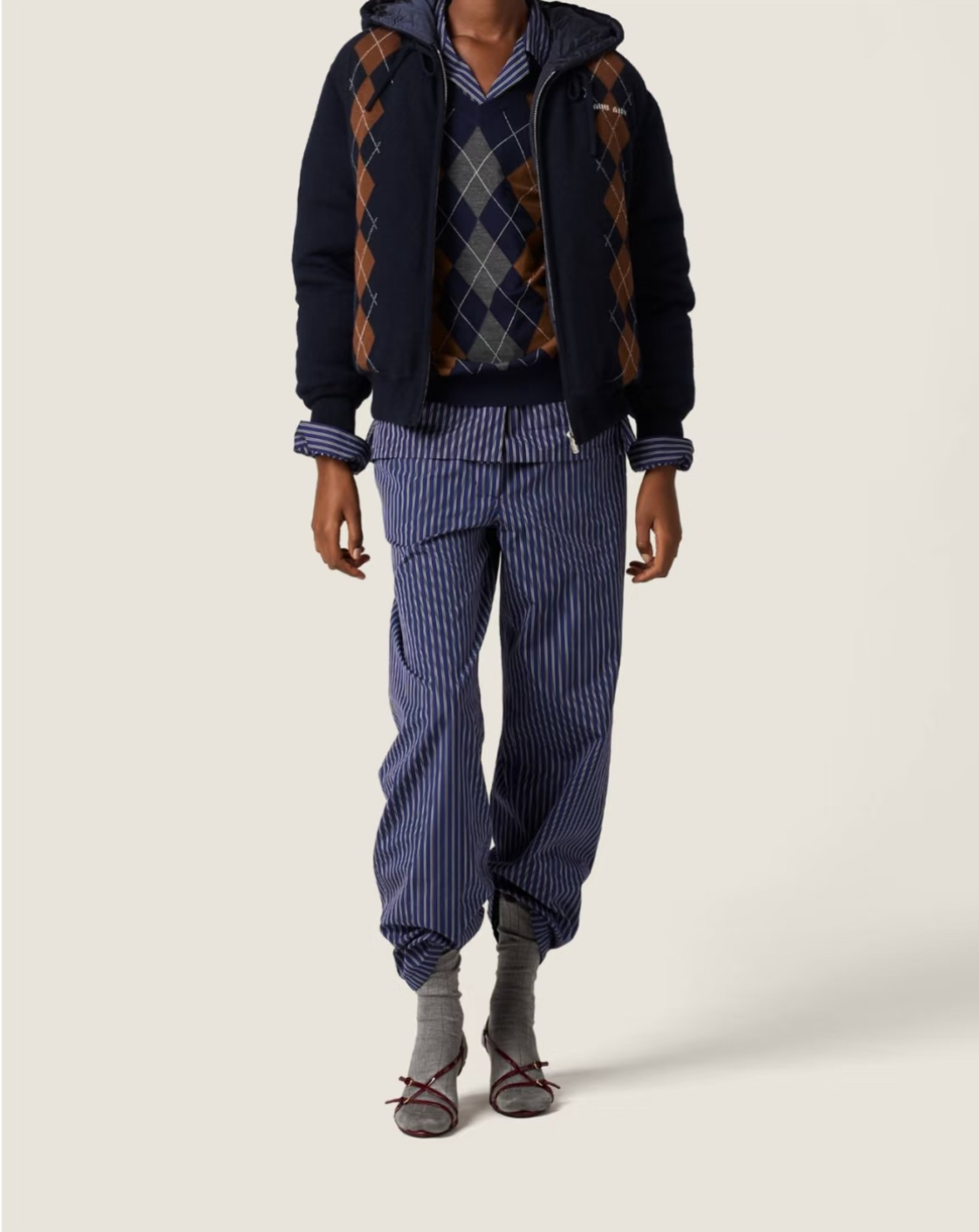 NO:627276,Miu Miu 25 new hooded cashmere down jacket. Original development and customization. Maillard color, hardware accessories and details are in place. National standard 90 white goose down and down filling. Customized fabric is light and warm. Regular style. Loose silhouette. The style is age-reducing and cute~~ The upper body is versatile, handsome and fashionable. It is warm and refuses to be bloated. The upper body is so beautiful that it has no friends. SML,,miumiu,jackets & coats,down jacket,hats,alexander wang19860909Miu Miu 25新款连帽羊绒羽绒服外套 原版开发定制 美拉德色系,五金配件细节全面到位 国标90白鹅羽毛绒填充 定制面料轻盈保暖 常规款 宽松廓形版型减龄可爱～～上身百搭帅气又时髦 保暖拒绝臃肿 上身美到没朋友 SML,,miumiu,jackets & coats,down jacket,hats,alexander wang,Women's clothing