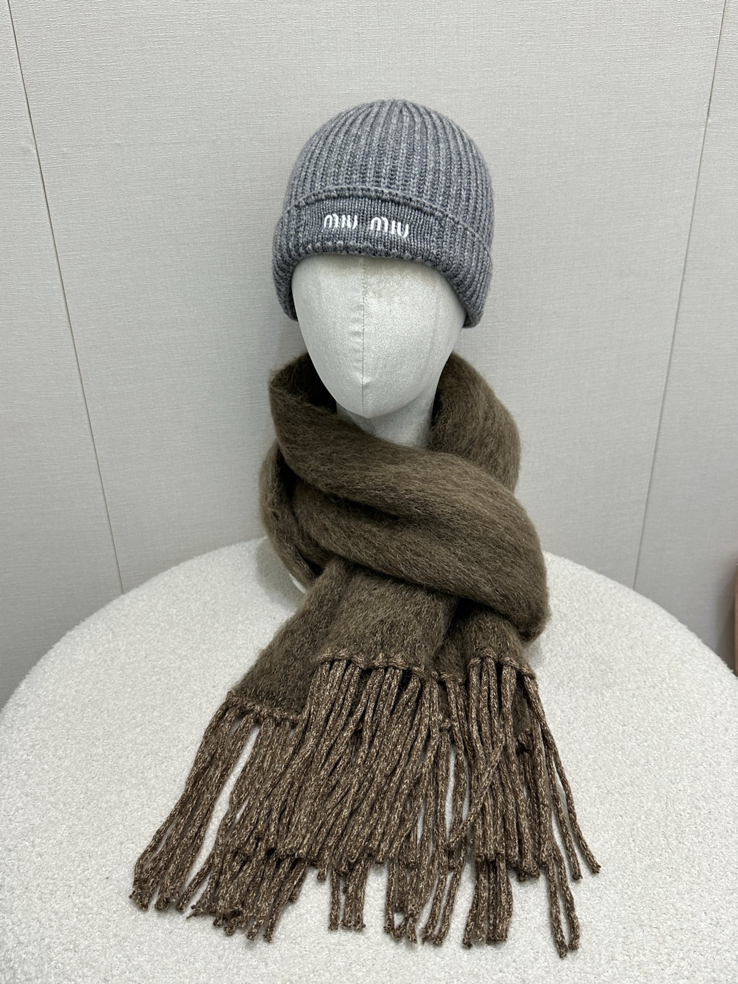 NO:627240,Original development of Miumi* 2025 new autumn and winter mohair blended sheep scarf. Carefully crafted with mohair fabric, loose cut with stand-up collar, unique. Decorated with letters to make it more refined, it can be matched with this series of clothing to show elegance and charm. (With packaging) Real product, miumiu, alexander wang19860909原版开发 Miumi*2025秋冬新款马海毛混纺羊围巾. 采用马海毛面料精心制作,宽松剪裁搭配立领、别具一格.饰以字母更显精致,可与该系列服饰搭配,彰显优雅魅力.（配包装）大货实拍,,miumiu,alexander wang,Women's clothing