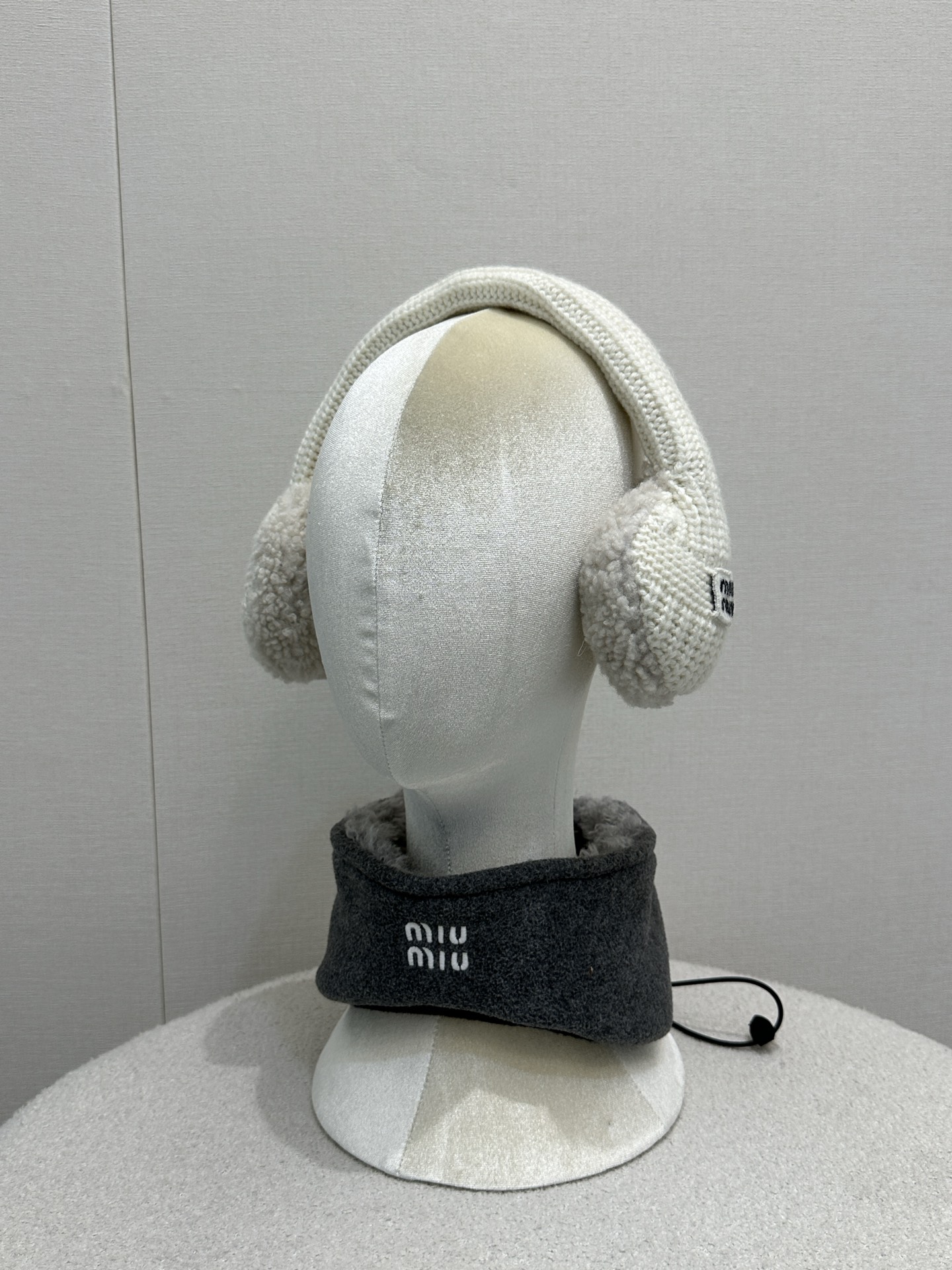 NO:627305,(Earmuffs) Miu* new ski series new style genuine fur-integrated top lambskin earmuffs. Exclusively for high-end customers who like high-end products. The products of the former 'OEM' are trustworthy. Although everyone can say this, there are only a few that can actually get this quality. You can search the whole Internet with pictures for comparison details. Genuine top lambskin, fur-integrated Lei Feng hat. Anyone who has made a hat knows that the cost is much higher than a coat. The process and technical requirements are extremely high, and the hat shape is molded.  Including the warmth and wearing effect, it is comparable to no pressure. It needs someone who really knows the goods to receive it. Real photos of large goods in one size, miumiu, jackets & coats, sheepskin, hats, alexander wang19860909（耳罩） Miu* 新品滑雪系列新款 真正皮毛一体顶级小羊皮耳罩 专属喜欢高端货的高端顾客 曾经的“代工厂“出品值得信赖 虽然这句话谁都会说 但实际拿得出来这个品质的寥寥无几 你们可以带图全网搜罗对比细节 真正顶级小羊皮,皮毛一体雷锋帽 做过帽子的都知成本远高于一件外套 工序和技术要求极高,帽型开模 包括保暖度和戴上的效果 都媲美无压力,需要真正识货的人来收 均码大货实拍,,miumiu,jackets & coats,sheepskin,hats,alexander wang,Women's clothing