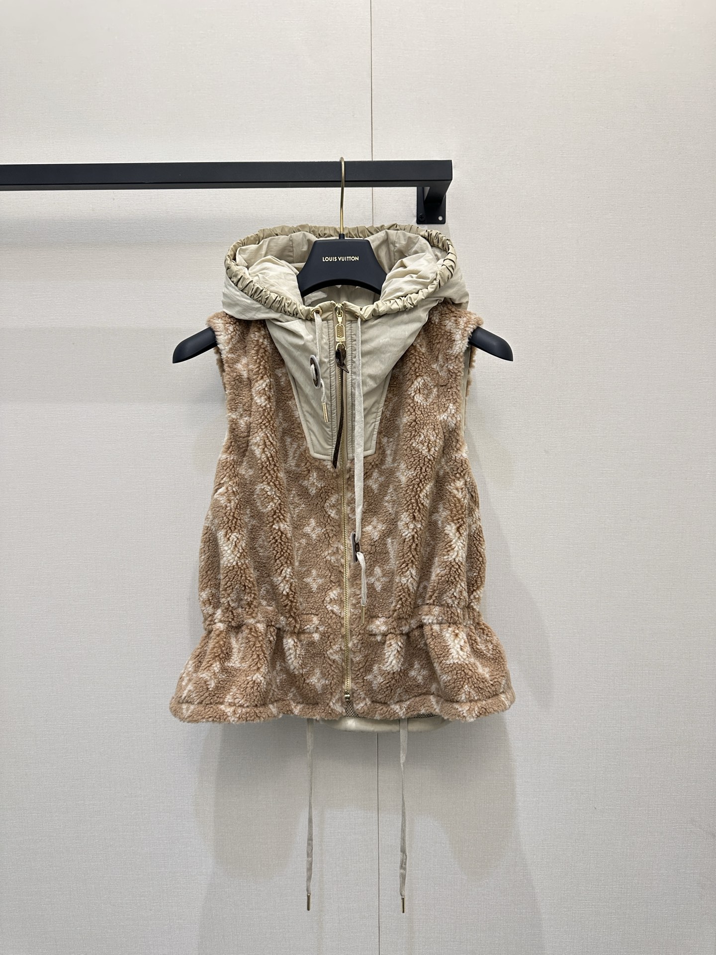 NO:629732,25 new Teddy presbyopic hooded vest, classic Monogram pattern + soft plush material, warm and fashionable! The main color is camel, full of autumn and winter atmosphere, hooded design + zipper opening and closing, super easy to put on and take off, waist drawstring details make the figure more refined + ◆. Casual and versatile, it goes well with shirts or sweaters, and you can easily get a warm and fashionable look! SML's real shots, shirts, hats, alexander wang1986090925新款泰迪老花连帽马甲,经典Monogram图案+柔软毛绒材质,保暖又时髦!驼色主调,秋冬氛围感拉满,.连帽设计+拉链开合,穿脱超方便,束腰抽绳细节让身形更显精致+◆.休闲百搭,随手搭衬衫或针织衫都很出彩,轻松get温暖时尚造型!SML大货实拍,,shirts,hats,alexander wang,Women's clothing