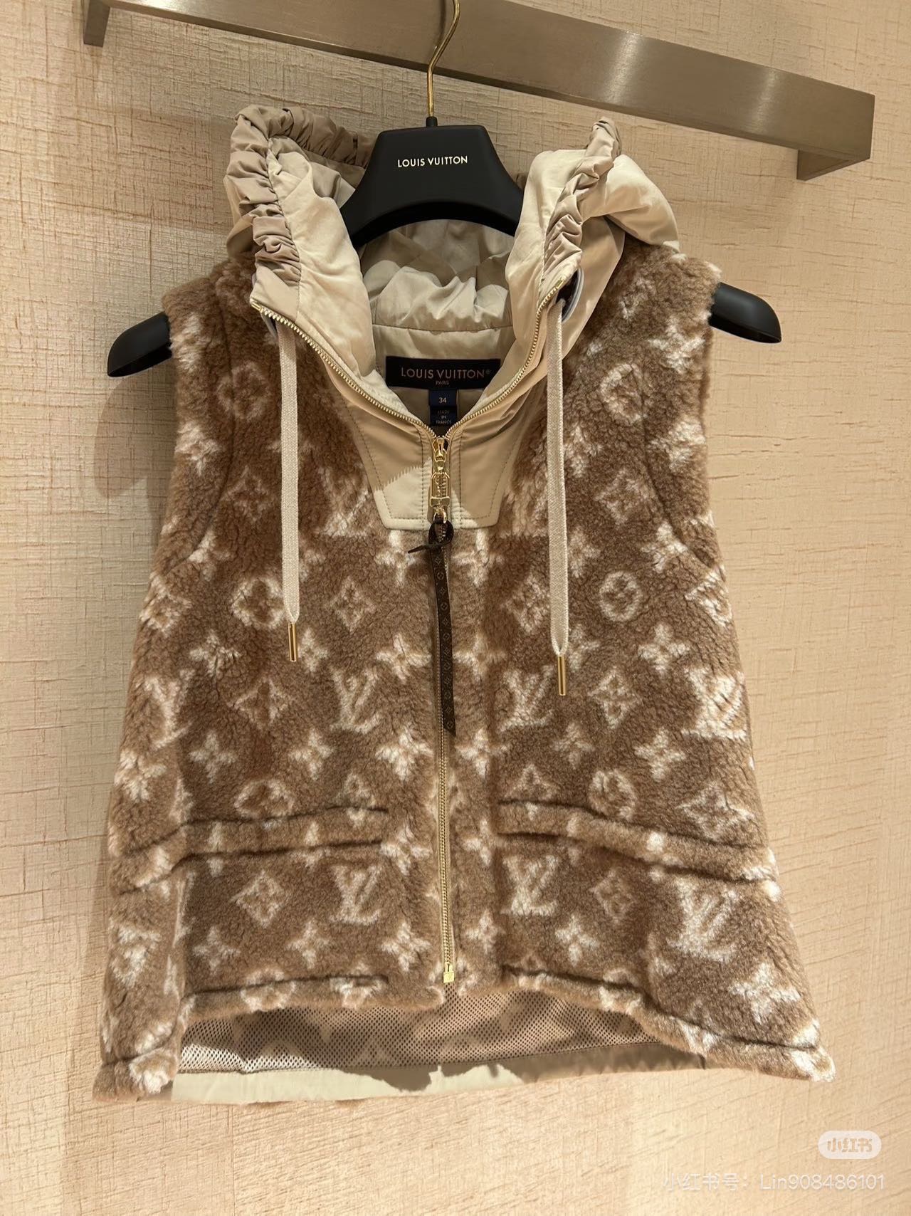 NO:629664,25 new Teddy presbyopic hooded vest, classic Monogram pattern + soft plush material, warm and fashionable! The main color is camel, full of autumn and winter atmosphere, hooded design + zipper opening and closing, super easy to put on and take off, waist drawstring details make the figure more refined + ◆. Casual and versatile, it goes well with shirts or sweaters, and you can easily get a warm and fashionable look! SML, shirts, hats, alexander wang1986090925新款泰迪老花连帽马甲,经典Monogram图案+柔软毛绒材质,保暖又时髦!驼色主调,秋冬氛围感拉满,.连帽设计+拉链开合,穿脱超方便,束腰抽绳细节让身形更显精致+◆.休闲百搭,随手搭衬衫或针织衫都很出彩,轻松get温暖时尚造型!SML,,shirts,hats,alexander wang,Women's clothing