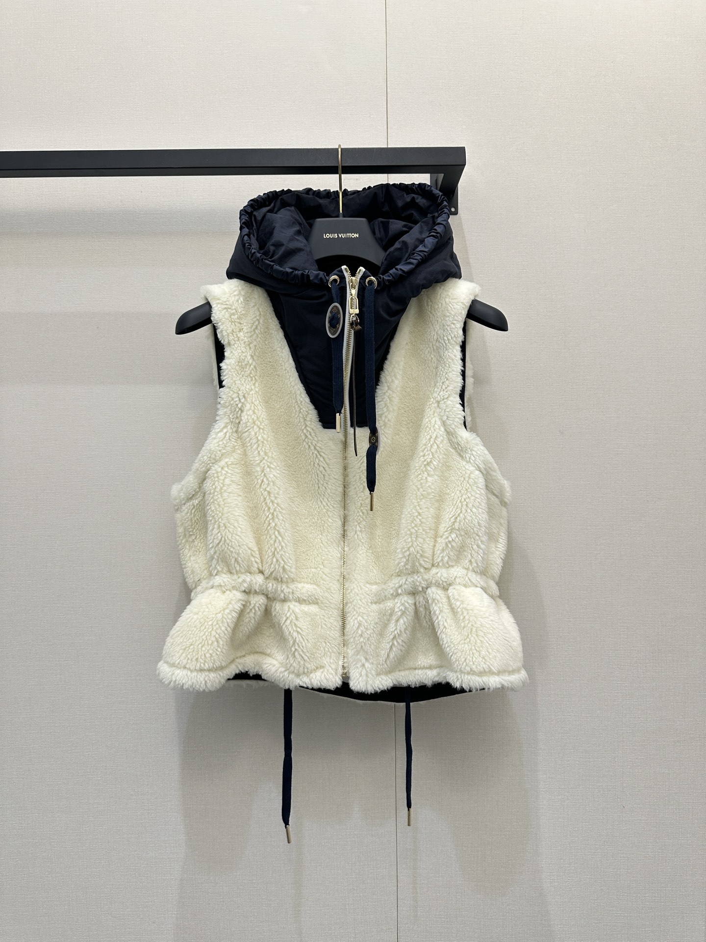 NO:629672,25Ski series sheep wool vest, white sheep wool + black hooded lining, simple and luxurious! Gold zipper embellishment, full of details. Soft lining, strong warmth retention, perfect for autumn and winter wear. The sleeveless design is great when layered with shirts or sweaters, and can be easily managed in casual or sports style. It is fashionable and functional, a must-have for ski enthusiasts! Actual photos of SML's large goods, sweaters, shirts, hats, alexander wang1986090925Ski系列绵羊毛马甲,白色绵羊毛+黑色连帽内衬,简约又奢华!金色拉链点缀,细节满分 .内衬柔软,保暖力强,秋冬穿搭超合适.无袖设计叠穿衬衫或毛衣都很出彩,休闲or运动风都能轻松驾驭.时尚与功能兼具,滑雪爱好者必入!SML大货实拍,,sweaters,shirts,hats,alexander wang,Women's clothing