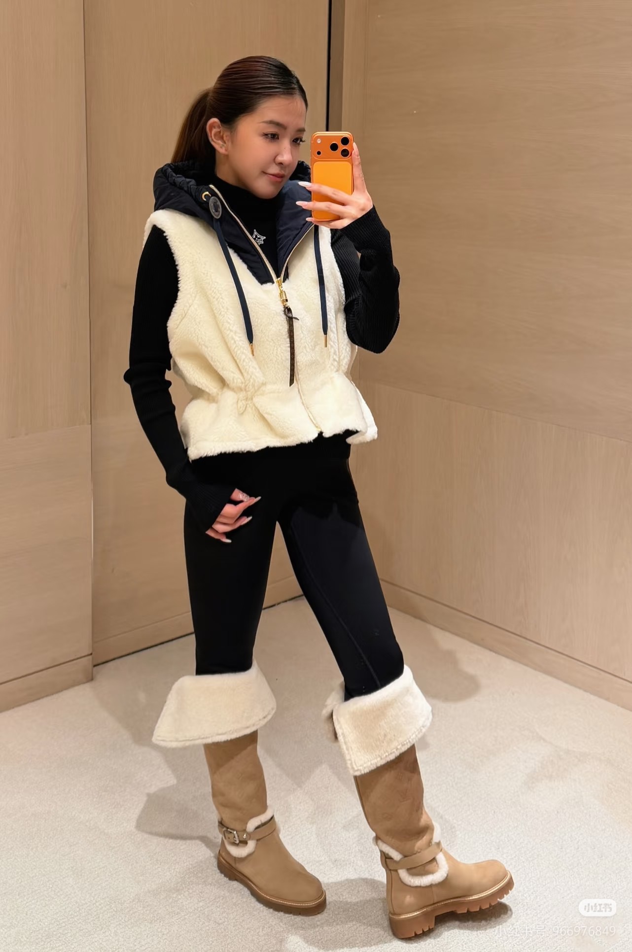 NO:629680,25Ski series sheep wool vest, white sheep wool + black hooded lining, simple and luxurious! Gold zipper embellishment, full of details. Soft lining, strong warmth retention, perfect for autumn and winter wear. The sleeveless design is great when layered with shirts or sweaters, and can be easily managed in casual or sports style. It is fashionable and functional, a must-have for ski enthusiasts! SML,, sweaters, shirts, hats, alexander wang1986090925Ski系列绵羊毛马甲,白色绵羊毛+黑色连帽内衬,简约又奢华!金色拉链点缀,细节满分 .内衬柔软,保暖力强,秋冬穿搭超合适.无袖设计叠穿衬衫或毛衣都很出彩,休闲or运动风都能轻松驾驭.时尚与功能兼具,滑雪爱好者必入!SML,,sweaters,shirts,hats,alexander wang,Women's clothing