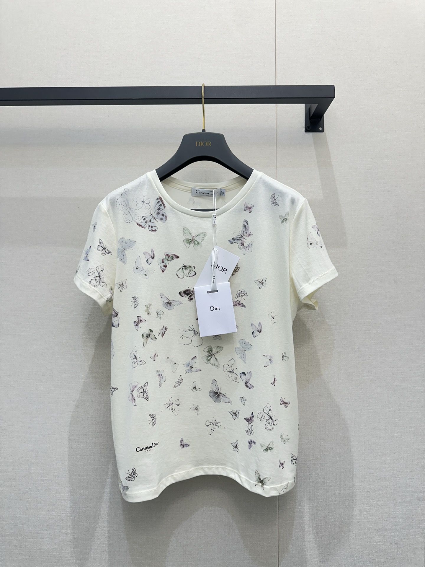 NO:629702,CD's new round neck butterfly print short-sleeved T-shirt. Customized cotton material, high-end texture, soft and comfortable. Regular short-sleeved T-shirt cut, made of heavyweight cotton, slightly stretchy. It presents a slimming visual effect. The body is naturally decorated with colorful multi-gesture butterflies, echoing the letter logo on the hem, in line with the brand's tone. It has a sweet temperament and is full of age reduction. SizeS/M/L, real shot, T-shirt, tees, t-shirt, alexander wang19860909CD新款圆领蝴蝶印花短袖T恤 定制全棉材质,质感高级,柔软舒适 常规短袖T恤裁剪,采用克重棉制成,略带有弹力 呈现显瘦视觉效果,大身以彩色多姿态蝴蝶等自然装饰,与下摆字母徽标呼应,符合品牌调性 穿搭气质甜美,减龄十足 SizeS/M/L大货实拍,,T-shirt,tees，t-shirt,alexander wang,Women's clothing