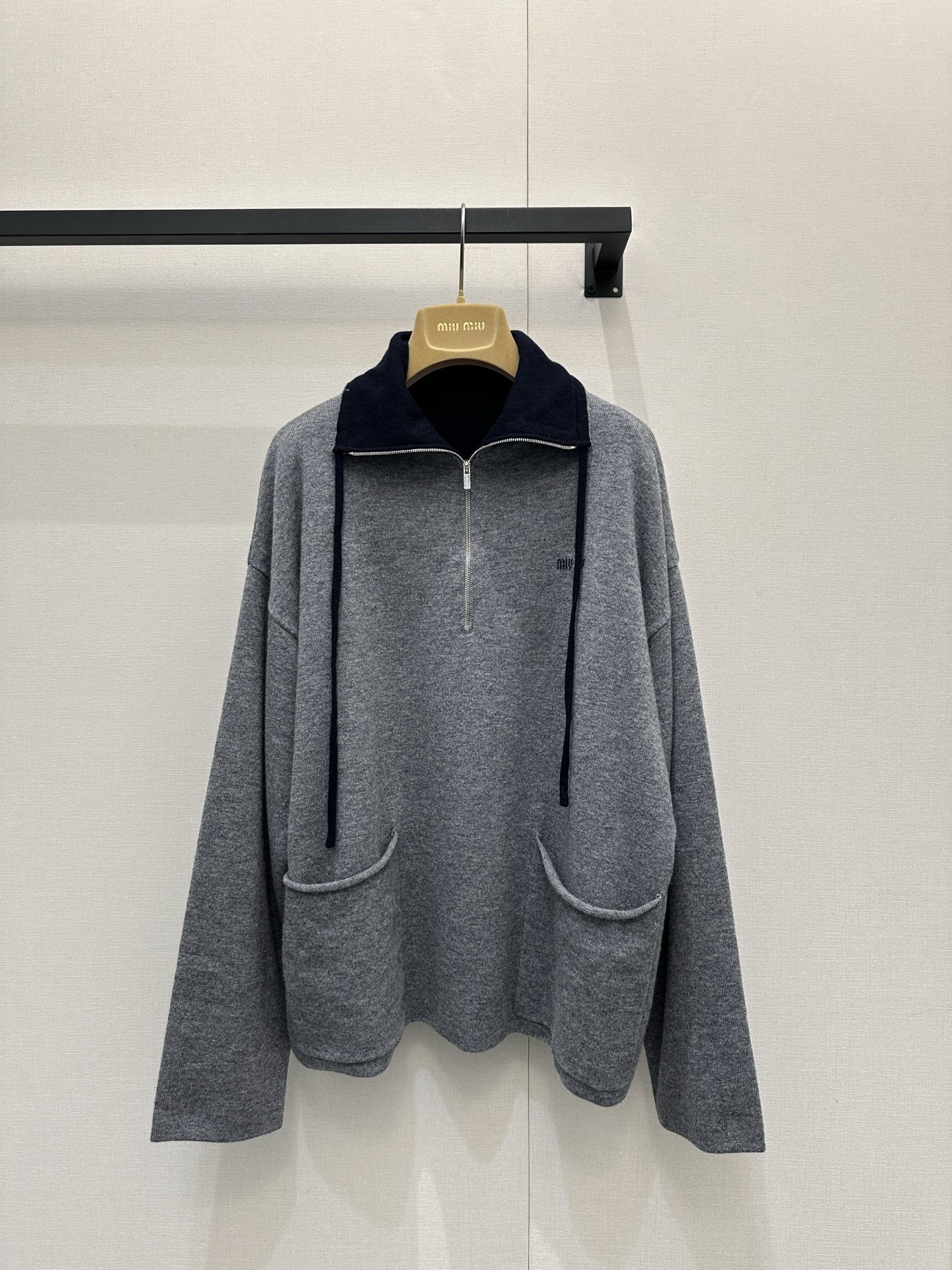 NO:629733,Miumi* 26SS early spring new style gray-toned relaxed cashmere half-zip sweater | Exclusively developed by yb!  High quality production!  Selected fine cashmere fabric, which is lightweight but has inherent warmth. The stand-up collar is designed with a half zipper. When pulled to the top, it gives a cool atmosphere, and when pulled to the chest, it feels casual and lazy; the mini logo does not steal the spotlight but is iconic enough; the large patch pockets at the hem are both practical and casual, and the instant feeling of relaxation is filled when inserted into the pocket.overs  ize has a micro silhouette that hugs the figure without weighing down the body. The shoulder line has been dropped, and the gray tone comes with a 'versatile filter'. You can wear it with any style to give you a MIU-style sweet and cool relaxed feeling. Ready stock S/M/L large goods, real shots,, miumiu, versace, alexander  wang19860909Miumi* 26SS早春新款 灰调松弛感羊绒半拉链针织衫丨独家yb开发！高版出品！精选细支山羊绒面料,轻若无物却自带暖度,立领半拉链设计,拉到顶是清冷氛围感,拉到胸口是随性慵懒；迷你徽标不抢镜却足够标志性；下摆的大贴袋既实用又添了份随性,插兜的瞬间松弛感拉满.oversize微廓形,裹住身材却不压个子,肩线做了落肩处理,灰调自带“百搭滤镜”,随便搭都能穿出MIU式的甜酷松弛感.现货发售S/M/L大货实拍,,miumiu,versace,alexander wang,Women's clothing