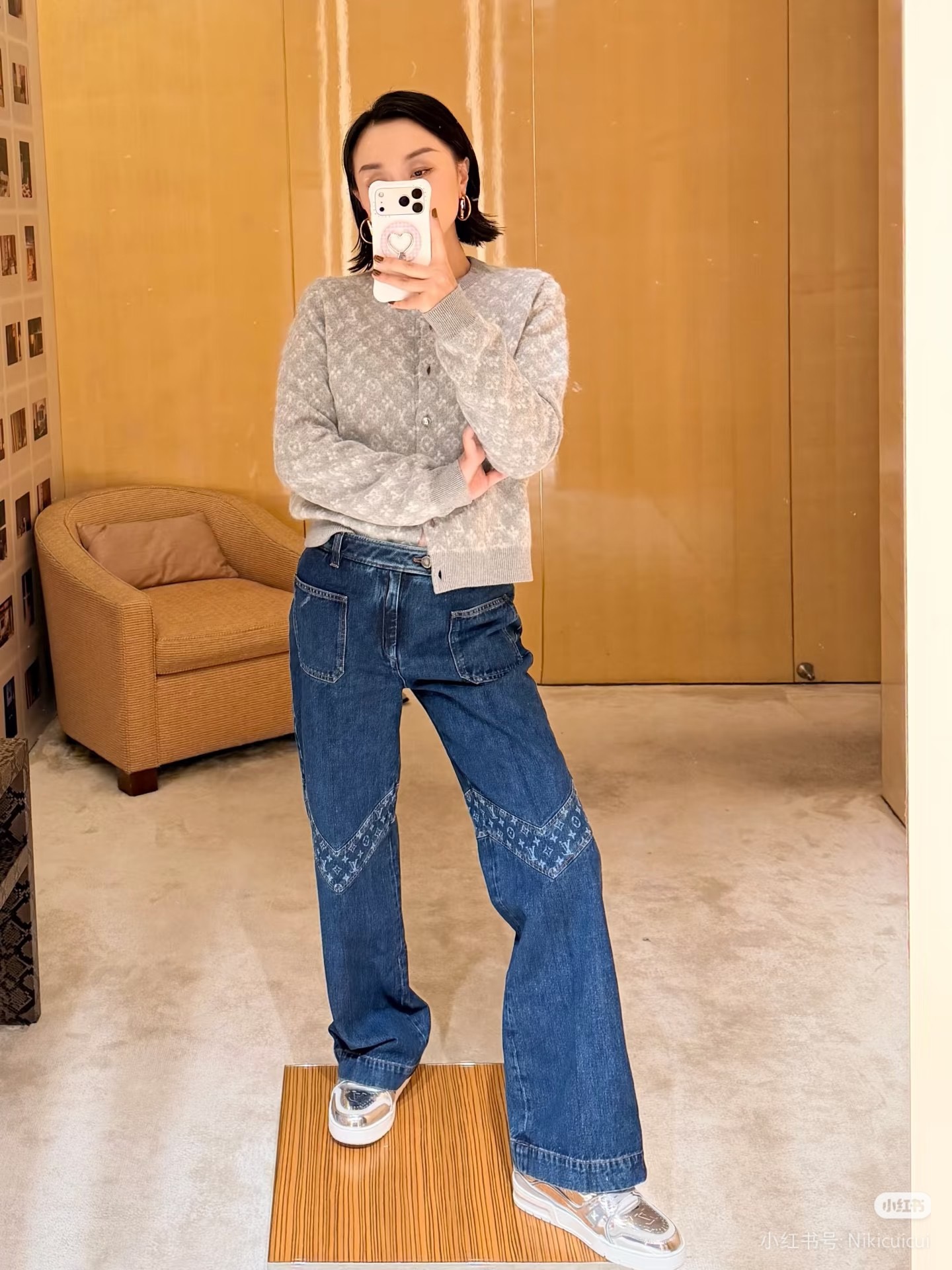 NO:629694,25 new style spliced V-shaped logo jeans, made of dark blue denim + Monogram presbyopic canvas, cleverly spliced to create a V-shaped logo, which is highly recognizable. The high-waisted straight version makes you look slimmer and flatters your legs, making it easy to create long legs! Whether paired with a T-shirt or a suit jacket, it can switch between street or high-end sense. It is worn by celebrity bloggers. It is OK for commuting and leisure, fashionable and versatile! SML,,jeans,jackets & coats,tees,t-shirt,business  suit,alexander wang1986090925新款拼接V形Logo牛仔裤,采用深蓝丹宁布+Monogram老花帆布,巧妙拼接出V形Logo,辨识度超高.高腰直筒版型,显瘦又修饰腿型,轻松打造大长腿!无论搭配T恤还是西装外套,都能切换街头or高级感,明星博主都在穿,通勤休闲都OK,时髦又百搭! SML,,jeans,jackets & coats,tees，t-shirt,business suit,alexander wang,Women's clothing