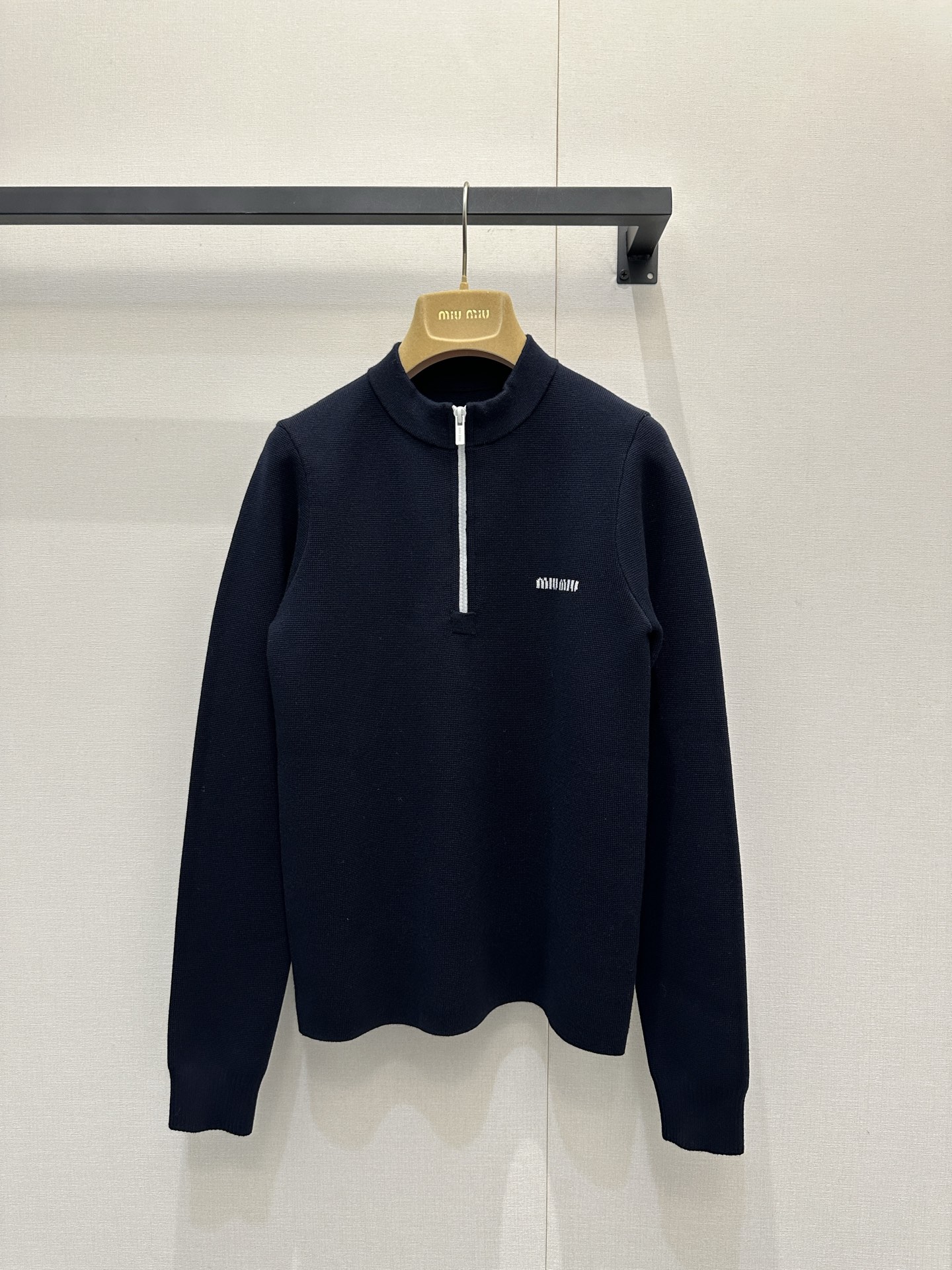 NO:629760,MiuM*u 25FW new autumn and winter micro-label wool half-zip knitted sweater丨Exclusively developed by yb!  High quality production!  Soft and waxy wool knitted fabric, with a delicate velvet feel, half-zip stand-up collar + slightly loose fit, which can be zipped up to create a neat atmosphere, or opened to reveal the inner shirt collar, you can switch between sweet and cool as you like; the letter logo on the side is a low-key touch for brand lovers!  The relaxed and delicate feeling in the autumn and winter atmosphere is perfectly captured by this wool sweater!  Size S M L large goods real shot,,miumiu,sweaters,shirts,alexander wang19860909MiuM*u 25FW秋冬新款 微标羊毛半拉链针织毛衣丨独家yb开发！高版出品！软糯羊毛针织面料,自带细腻绒感,半拉链立领+微宽松版型,既能拉上打造利落氛围感,也能敞开露出内搭衬衫领,甜酷随你切换；侧边的字母标识,低调戳中品牌控的心巴！秋冬氛围里的松弛精致感,被这件羊毛毛衣狠狠拿捏！码数S M L大货实拍,,miumiu,sweaters,shirts,alexander wang,Women's clothing