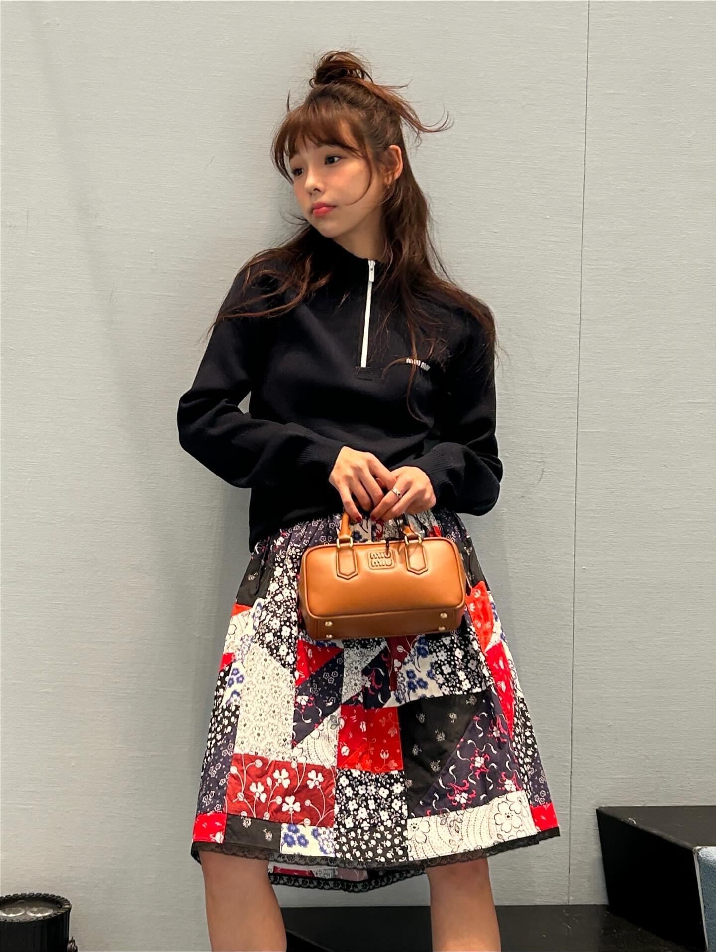 NO:629766,MiuM*u 25FW new autumn and winter micro-label wool half-zip knitted sweater丨Exclusively developed by yb!  High quality production!  Soft and waxy wool knitted fabric, with a delicate velvet feel, half-zip stand-up collar + slightly loose fit, which can be zipped up to create a neat atmosphere, or opened to reveal the inner shirt collar, you can switch between sweet and cool as you like; the letter logo on the side is a low-key touch for brand lovers!  The relaxed and delicate feeling in the autumn and winter atmosphere is perfectly captured by this wool sweater!  Size S M L,,miumiu,sweaters,shirts,alexander wang19860909MiuM*u 25FW秋冬新款 微标羊毛半拉链针织毛衣丨独家yb开发！高版出品！软糯羊毛针织面料,自带细腻绒感,半拉链立领+微宽松版型,既能拉上打造利落氛围感,也能敞开露出内搭衬衫领,甜酷随你切换；侧边的字母标识,低调戳中品牌控的心巴！秋冬氛围里的松弛精致感,被这件羊毛毛衣狠狠拿捏！码数S M L,,miumiu,sweaters,shirts,alexander wang,Women's clothing