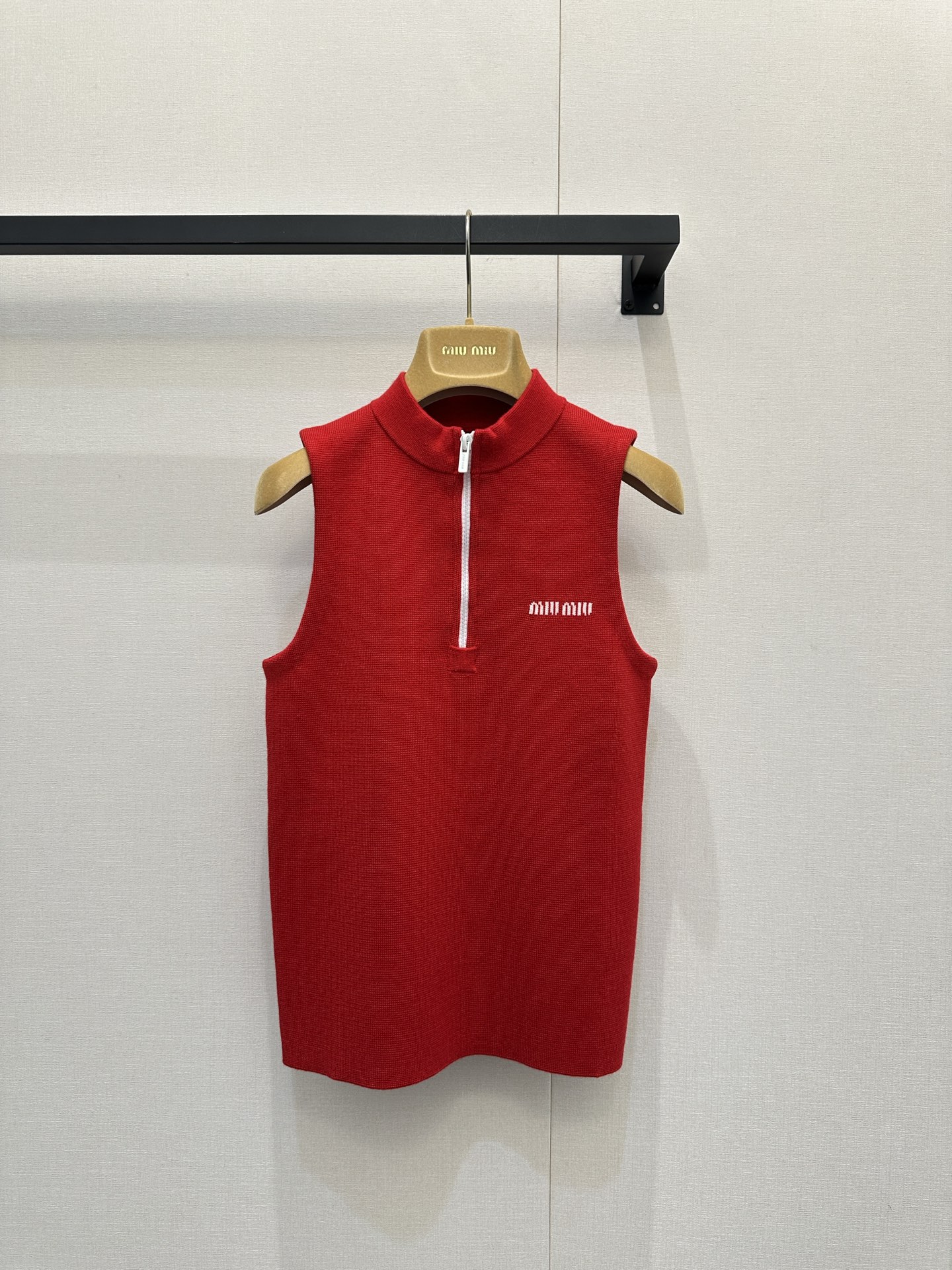 NO:629746,MiuMiu*25new letter logo contrasting color half-zip vest, full of energy and sweet energy blessing!  MIU style is full of girly feeling, a must-have for spring wardrobe. Exclusively customized imported yb sheep wool material, with classic brand logo embellishment on the chest, low-key interpretation of exquisite identity!  Suitable to be worn alone or layered, it is easy to combine lazy leisure and light French elegance in a 1:1 awesome version. The latest items for early autumn, look out for the exclusive high version. SML’s real shots of large products,,miumiu,alexander wang19860909MiuMiu*25new字母徽标撞色半拉链背心 元气满满的甜美元气加持！MIU式少女感拉满,春日衣橱必备心动 独家定制进口yb绵羊毛材质,胸前经典品牌徽标点缀,低调诠释精致身份！单穿叠搭皆宜,轻松解锁慵懒休闲与轻法式优雅1:1超赞版型,早秋最新单品,认准独家高版本 SML大货实拍,,miumiu,alexander wang,Women's clothing