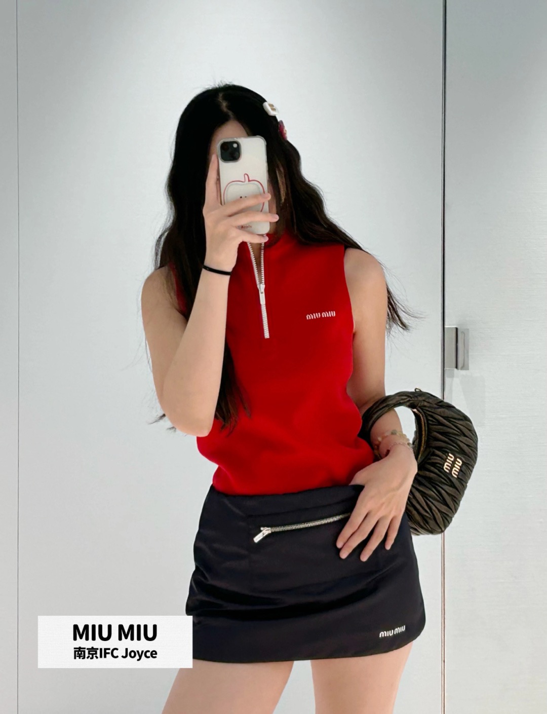 NO:629753,MiuMiu*25new letter logo contrasting color half-zip vest, full of energy and sweet energy blessing!  MIU style is full of girly feeling, a must-have for spring wardrobe. Exclusively customized imported yb sheep wool material, with classic brand logo embellishment on the chest, low-key interpretation of exquisite identity!  Suitable to be worn alone or layered, it is easy to combine lazy leisure and light French elegance. The 1:1 awesome version is the latest item for early autumn. Look for the exclusive high version SML,,miumiu,alexander wang19860909MiuMiu*25new字母徽标撞色半拉链背心 元气满满的甜美元气加持！MIU式少女感拉满,春日衣橱必备心动 独家定制进口yb绵羊毛材质,胸前经典品牌徽标点缀,低调诠释精致身份！单穿叠搭皆宜,轻松解锁慵懒休闲与轻法式优雅1:1超赞版型,早秋最新单品,认准独家高版本 SML,,miumiu,alexander wang,Women's clothing