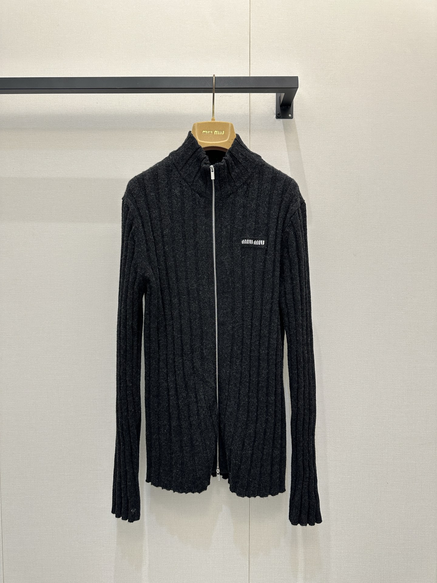 NO:629772,Miumi*2025 new products are on the shelves. Slim-fitting knitted zipper top. Customized YB wool yarn weaving, high-end texture, comfortable and soft. Small stand-up collar zipper knitted top design. The collar extends to the whole body. Vertical pit strip design, with elastic fabric to tightly wrap the body shape, slimming hot girl. Letter logo decoration on the chest highlights the brand style and creates a high-street fashionable outfit. It is fashionable and fashionable to wear alone in autumn and winter. Customized surface accessories. Check the version. High version  Actual shots of large products,,miumiu,alexander wang19860909Miumi*2025新品上架 修身针织拉链上衣 定制YB羊毛纱线织造,质感高级,舒适柔软,小立领拉链针织上衣剪裁,领边延伸至全身的竖坑条设计,配合弹力面料紧裹身型,显瘦辣妹,胸前字母徽标装饰,突出品牌格调,打造高街时髦穿搭,秋冬叠穿单穿均时髦洋气.定制面辅料 认准版本 高版本 大货实拍,,miumiu,alexander wang,Women's clothing