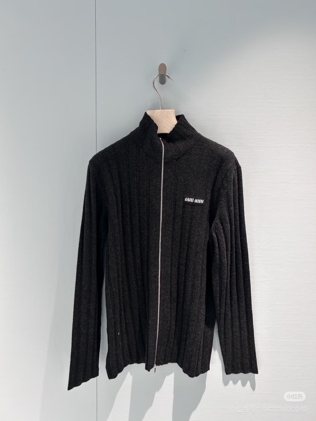 NO:629778,Miumi*2025 new products are on the shelves. Slim-fitting knitted zipper top. Customized YB wool yarn weaving. The texture is high-end, comfortable and soft. The zipper knitted top is cut with a small stand-up collar. The collar extends to the whole body. The vertical pit strip design is matched with the elastic fabric to tightly wrap the body. It makes a slim girl. The letter logo decoration on the chest highlights the brand style and creates a high-street fashionable outfit. It is fashionable and stylish when layered and worn alone in autumn and winter. Customized surface accessories. Check out the version.  High version,,miumiu,alexander wang19860909Miumi*2025新品上架 修身针织拉链上衣 定制YB羊毛纱线织造,质感高级,舒适柔软,小立领拉链针织上衣剪裁,领边延伸至全身的竖坑条设计,配合弹力面料紧裹身型,显瘦辣妹,胸前字母徽标装饰,突出品牌格调,打造高街时髦穿搭,秋冬叠穿单穿均时髦洋气.定制面辅料 认准版本 高版本,,miumiu,alexander wang,Women's clothing