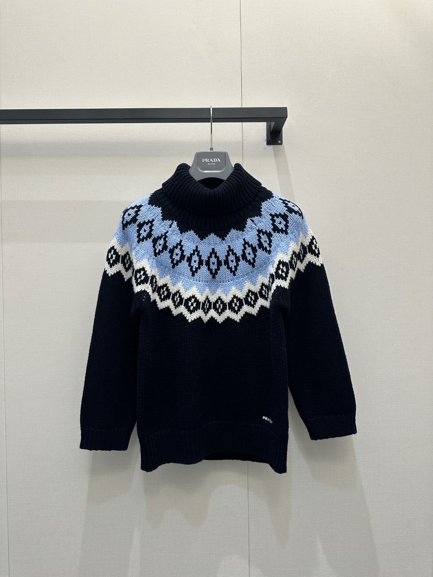 NO:629718,Prad* 25FW new autumn and winter cashmere blend turtleneck jacquard sweater丨Exclusively developed by yb!  High quality production!  The thick wool + cashmere blend has a soft and boney fluffy feel, and the velvety warmth of cashmere sticks to the skin. The geometric rhombus is the retro tone of the totem of the ski resort. The hem is low-key and suppresses the brand logo. The low-key hides the recognition!  Spot sale S/M/L large quantities of goods, real shots, prada, alexander wang19860909Prad* 25FW秋冬新款 羊绒混纺高领提花针织衫丨独家yb开发！高版出品！羊毛+羊绒混纺粗棒针,软而有骨的蓬松感,贴肤是羊绒的绒糯暖意,几何菱格,是雪场图腾的复古腔调,下摆低调压品牌标识,低调里藏着辨识度！现货发售S/M/L大货实拍,,prada,alexander wang,Women's clothing