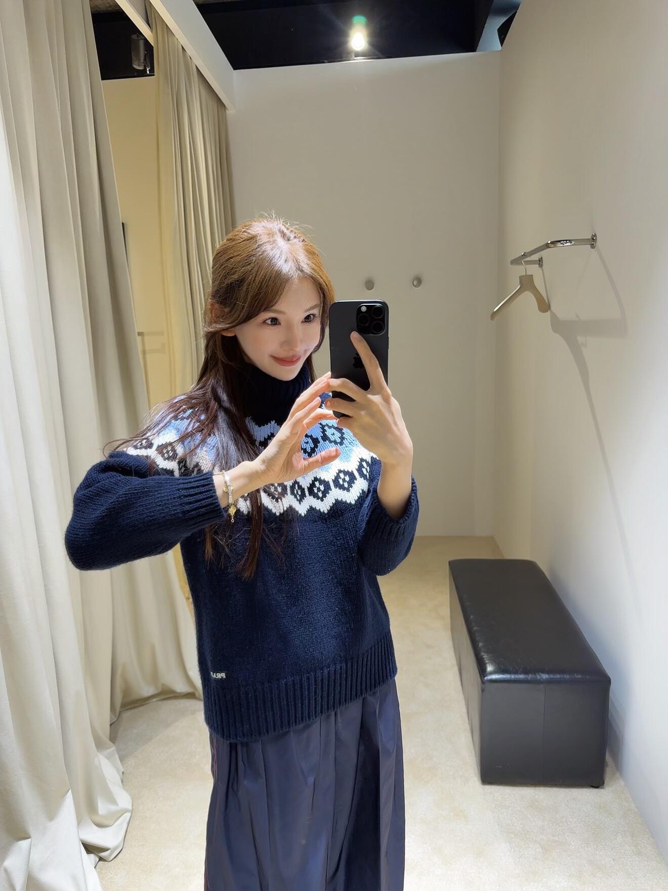 NO:629726,Prad* 25FW new autumn and winter cashmere blend turtleneck jacquard sweater丨Exclusively developed by yb!  High quality production!  The thick wool + cashmere blend has a soft and boney fluffy feel, and the velvety warmth of cashmere sticks to the skin. The geometric rhombus is the retro tone of the totem of the ski resort. The hem is low-key and suppresses the brand logo. The low-key hides the recognition!  Available in stock S/M/L,,prada,alexander wang19860909Prad* 25FW秋冬新款 羊绒混纺高领提花针织衫丨独家yb开发！高版出品！羊毛+羊绒混纺粗棒针,软而有骨的蓬松感,贴肤是羊绒的绒糯暖意,几何菱格,是雪场图腾的复古腔调,下摆低调压品牌标识,低调里藏着辨识度！现货发售S/M/L,,prada,alexander wang,Women's clothing