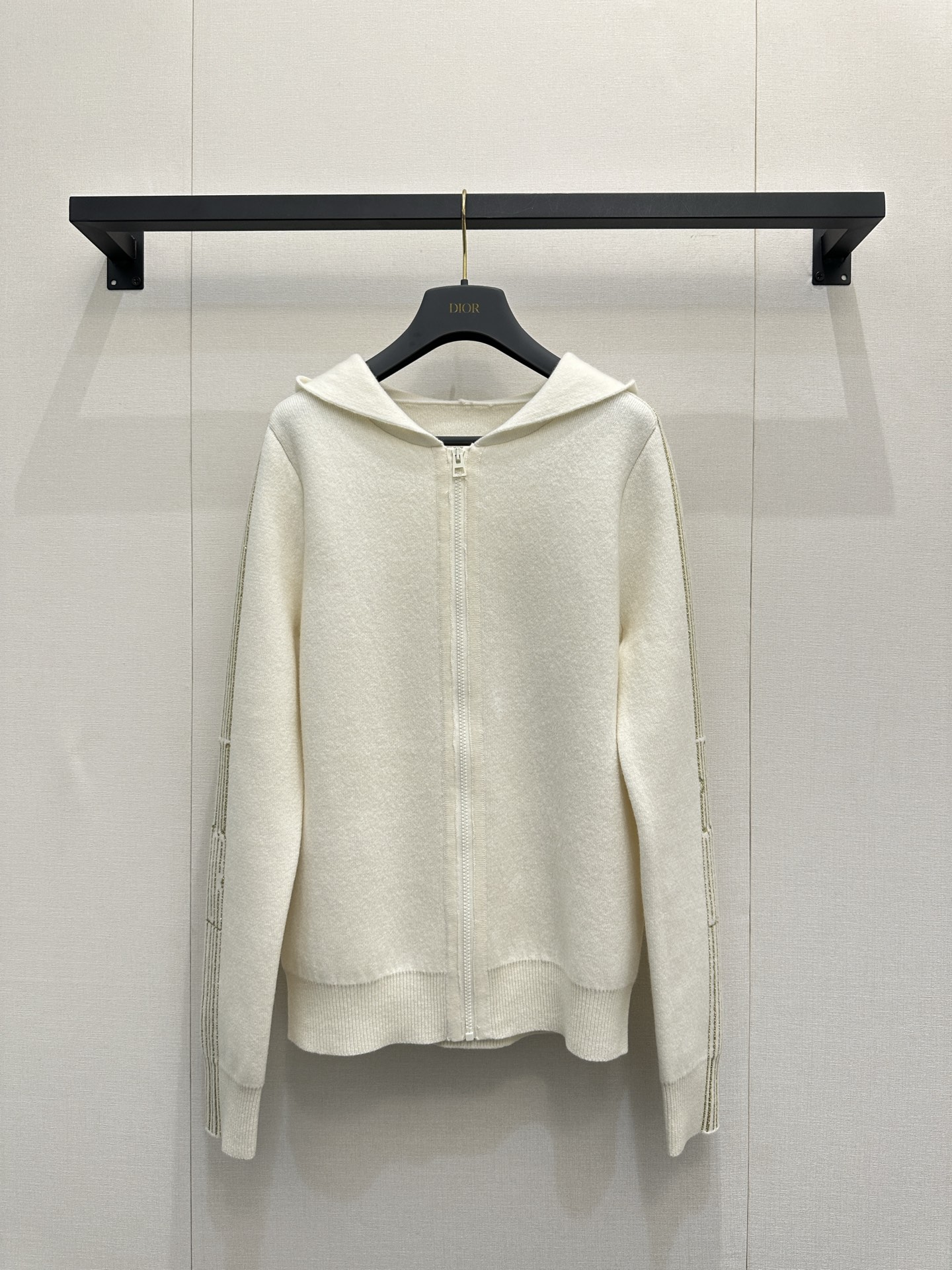 NO:650859,Dior Oblique jacquard knitted hoodie, soft wool blend, off-white and super gentle. Zipper closure + hood design, classic Oblique pattern on the sleeves and front, low-key and recognizable. It can be easily managed in casual or elegant occasions, fashionable and versatile! SML real shot, dior, hats, alexander wang19860909Dior Oblique提花针织连帽衫,柔软羊毛混纺,米白色超温柔.拉链开合+连帽设计,袖子和前襟有经典Oblique图案,低调又有辨识度计.无论休闲还是优雅场合都能轻松驾驭,时髦又百搭!SML大货实拍,,dior,hats,alexander wang,Women's clothing