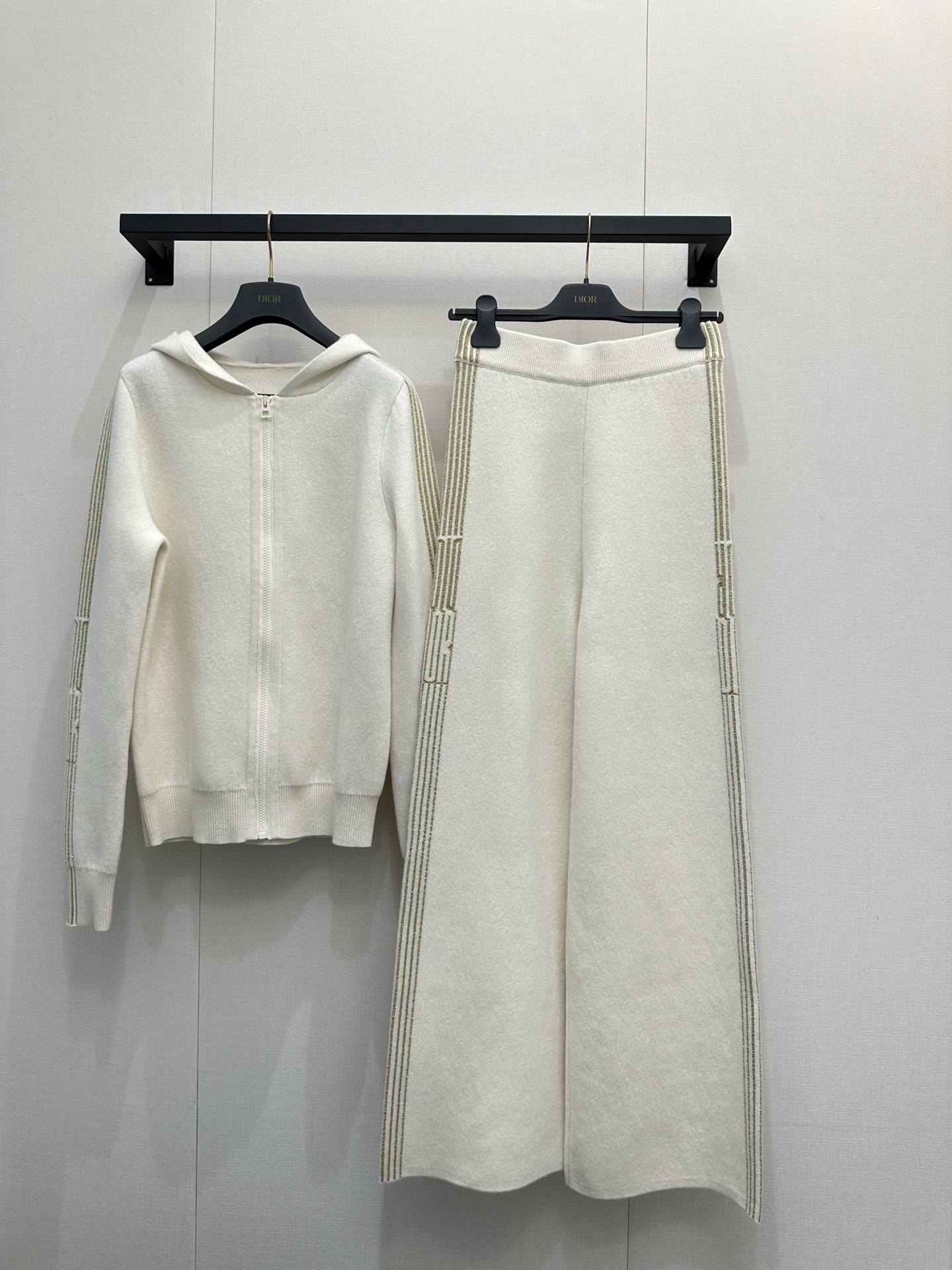 NO:650875,(Pants) Dio*26 spring and summer new style, originally developed and produced in high quality!  The texture is super delicate and soft!  Classic style. The goddess of luxury and elegance deserves to have it. 3D three-dimensional tailoring, perfect fit, slimming the upper body!  Clean and neat to create an elegant and high-end sense!  Perfect workmanship quality depends on the details. Look for my version, ready-made SML. Highly recommend a set to be purchased in bulk, real shot, dior, alexander wang19860909（裤子）Dio*26春夏新款 原版开发 高版出品！质感超级无敌细腻软糯！经典款 奢华优雅气质女神值得拥有.3D立体剪裁完美版型上身巨显瘦！干净利落打造大气优雅的高级感！完美做工品质看细节.认准我家版本 现货SML.强力推荐一套入大货实拍,,dior,alexander wang,Women's clothing