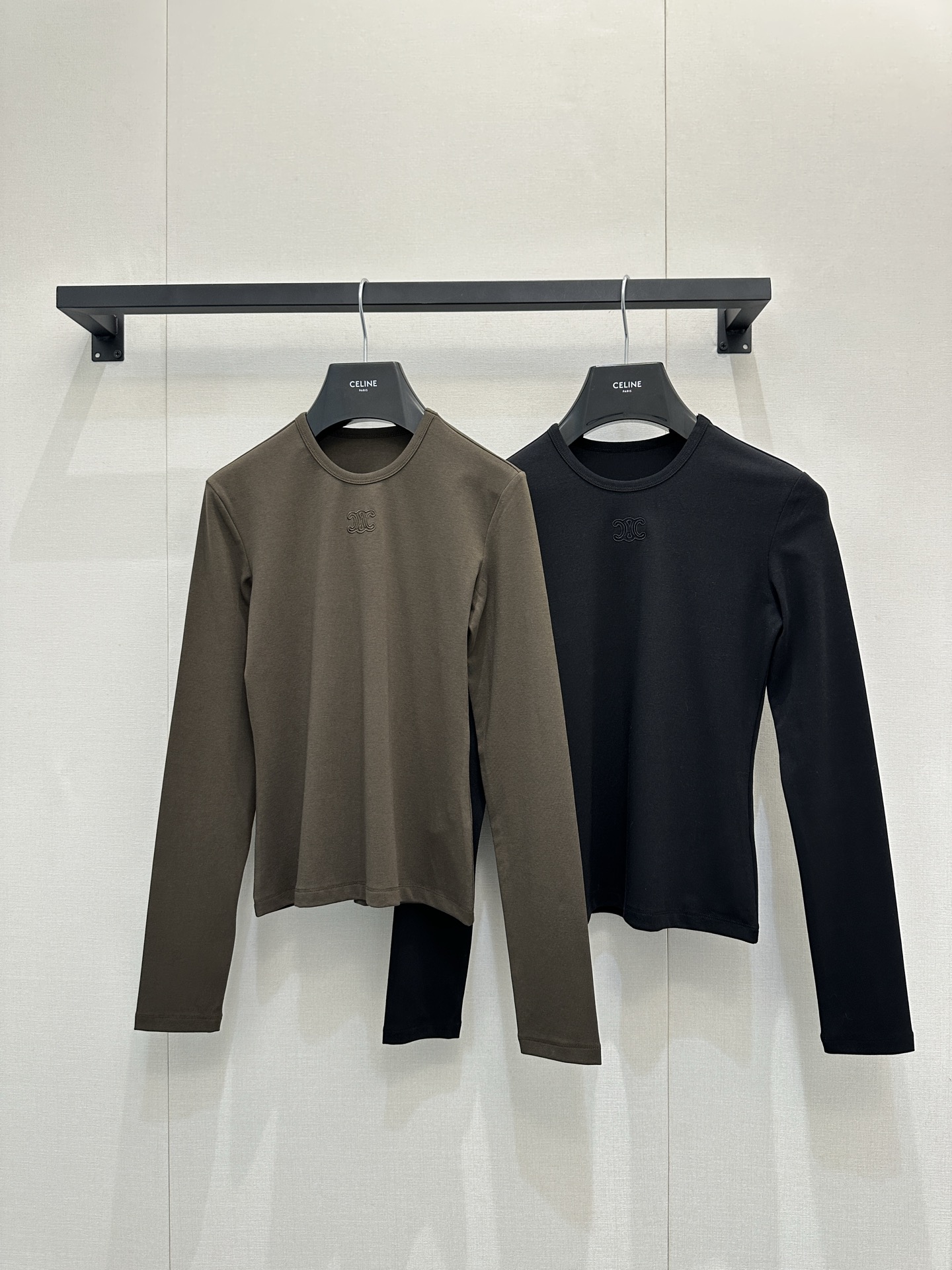 NO:650913,p, Celin* 26SS new early spring Arc de Triomphe embroidered elastic long-sleeved T-shirt丨originally developed!  High quality production!  The cotton is close to the skin, breathable and not sweaty, and the elastic wraps the body but is not tight. The Arc de Triomphe embroidery on one side of the chest is not an exaggerated big logo, but minimalist lines outlined with embroidery thread of the same color. The delicate texture will be revealed under the light. The classic round neck just modifies the neckline without highlighting the face shape; the slim fit fits the body shape but does not tighten the flesh. It quietly narrows the waist and abdomen lines and hides the 'slimness' in the slack. 2 colors  SML real shots of large products,,celine,tees,t-shirt,alexander wang19860909p, Celin* 26SS早春新款 凯旋门刺绣弹力长袖T恤丨原版开发！高版出品！棉贴肤透气不闷汗,弹力裹身却不紧绷,胸口单侧的凯旋门刺绣是灵魂不是浮夸的大logo,而是用同色系绣线勾勒的极简线条,在光线下才会透出细腻纹理,经典圆领刚好修饰颈线,不挑脸型；修身版型贴合身形,却不勒肉,悄悄收窄腰腹线条,把“显瘦”藏在松弛里.2色 SML大货实拍,,celine,tees，t-shirt,alexander wang,Women's clothing