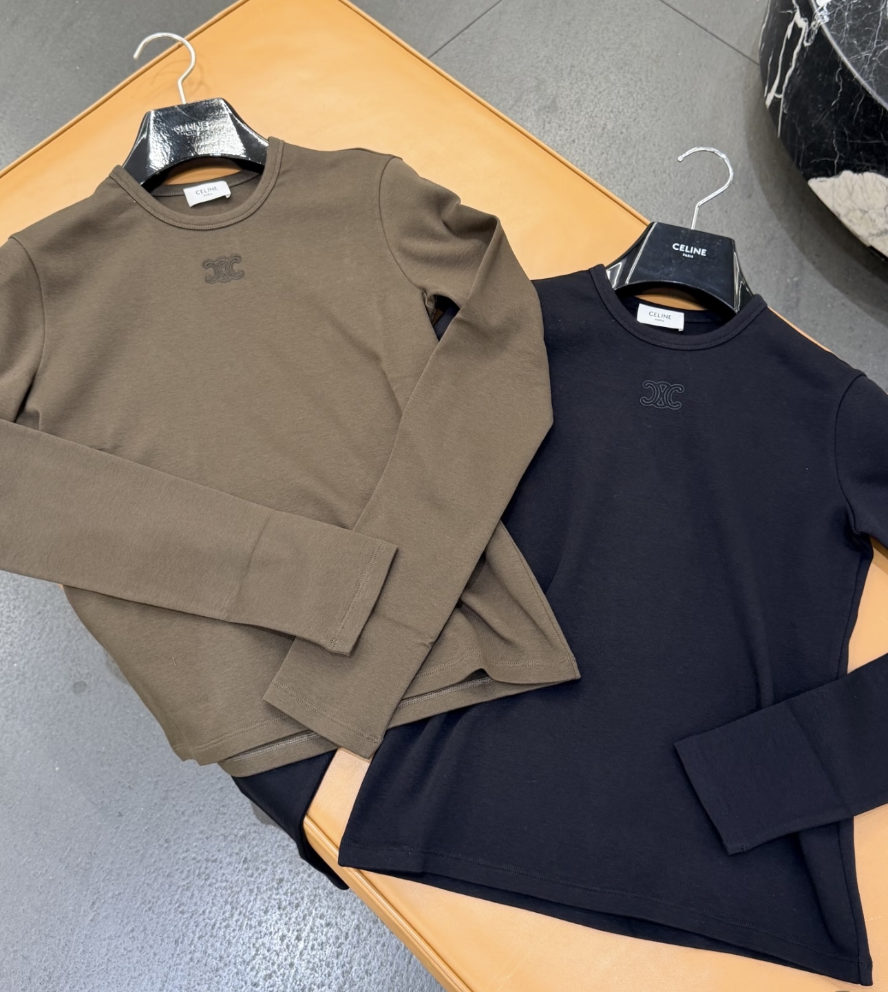 NO:650907,Celin* 26SS early spring new style Arc de Triomphe embroidered stretch long-sleeved T-shirt丨originally developed!  High quality production!  The cotton is close to the skin, breathable and not sweaty, and the elastic wraps the body but is not tight. The Arc de Triomphe embroidery on one side of the chest is not an exaggerated big logo, but minimalist lines outlined with embroidery thread of the same color. The delicate texture will be revealed under the light. The classic round neck just modifies the neckline without highlighting the face shape; the slim fit fits the body shape but does not tighten the flesh. It quietly narrows the waist and abdomen lines and hides the 'slimness' in the slack. 2 colors  SML,,celine,tees,t-shirt,alexander wang19860909Celin* 26SS早春新款 凯旋门刺绣弹力长袖T恤丨原版开发！高版出品！棉贴肤透气不闷汗,弹力裹身却不紧绷,胸口单侧的凯旋门刺绣是灵魂不是浮夸的大logo,而是用同色系绣线勾勒的极简线条,在光线下才会透出细腻纹理,经典圆领刚好修饰颈线,不挑脸型；修身版型贴合身形,却不勒肉,悄悄收窄腰腹线条,把“显瘦”藏在松弛里.2色 SML,,celine,tees，t-shirt,alexander wang,Women's clothing