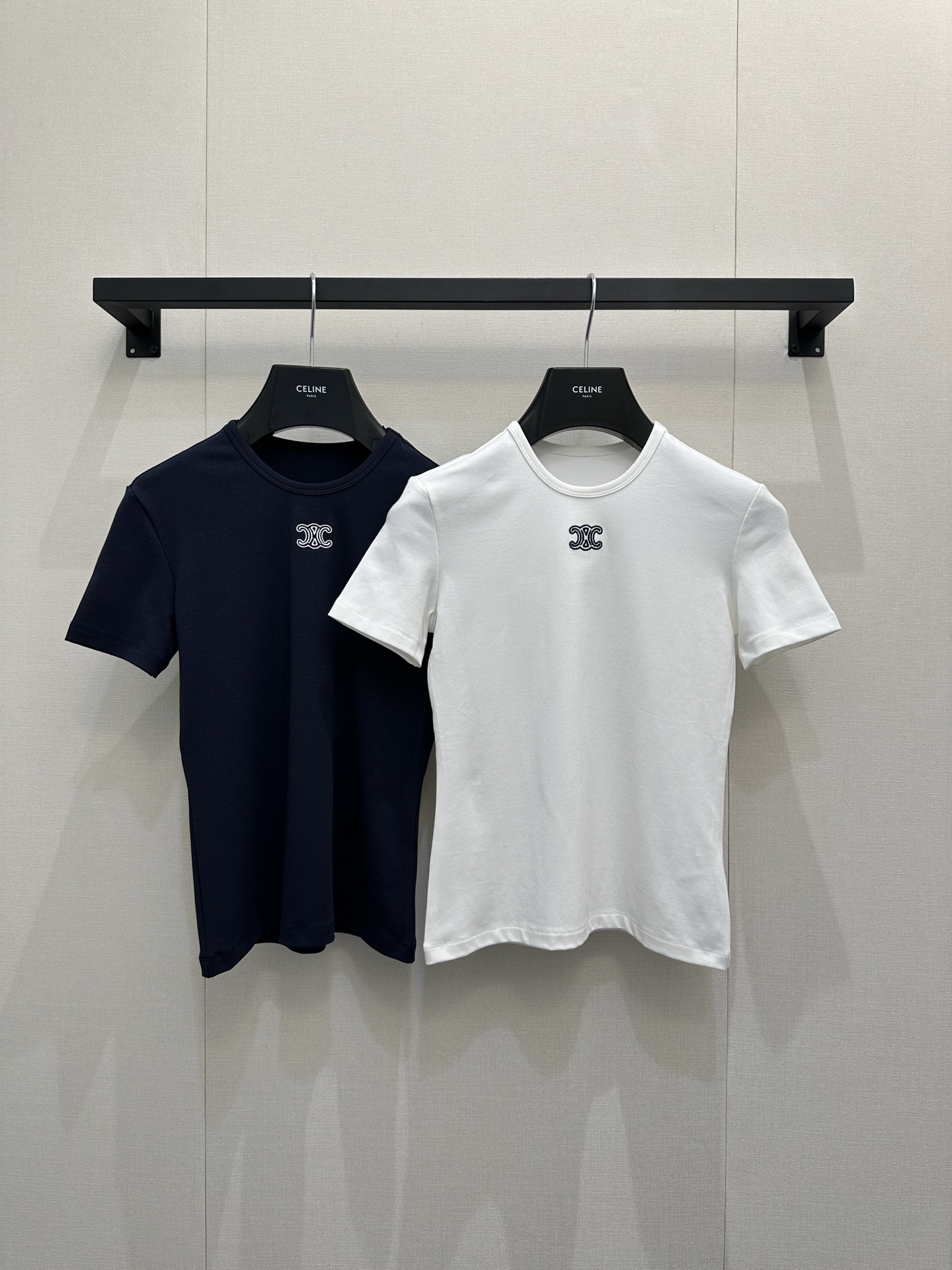 NO:650891,Celin* 26sS early spring new style Arc de Triomphe embroidered stretch short-sleeved T-shirt丨originally developed!  High quality production!  High-elastic pure cotton fabric, close to the body but not tight; soft but not collapsed, can be worn alone or layered in early spring to bring out neat lines; round neck short sleeves + exquisite Arc de Triomphe embroidery on the chest, details that highlight the brand control; slim and slightly elastic version, hiding the flesh and outlining the sense of slenderness; minimalist texture blends into daily relaxation, black and white two-color suitable for all styles. Ready for sale S/M/L large goods real shot, celine, T-shirt, tees, t-shirt, alexander  wang19860909Celin* 26sS早春新款 凯旋门刺绣弹力短袖T恤丨原版开发！高版出品！高弹纯棉面料,贴身不紧绷；软而不塌,早春单穿/叠穿都能衬出利落线条；圆领短袖+胸口精致凯旋门刺绣,细节戳中品牌控；修身微弹版型,藏肉又能勾勒纤细感；极简质感揉进日常松弛感,黑白双色适配所有风格.现货发售S/M/L大货实拍,,celine,T-shirt,tees，t-shirt,alexander wang,Women's clothing