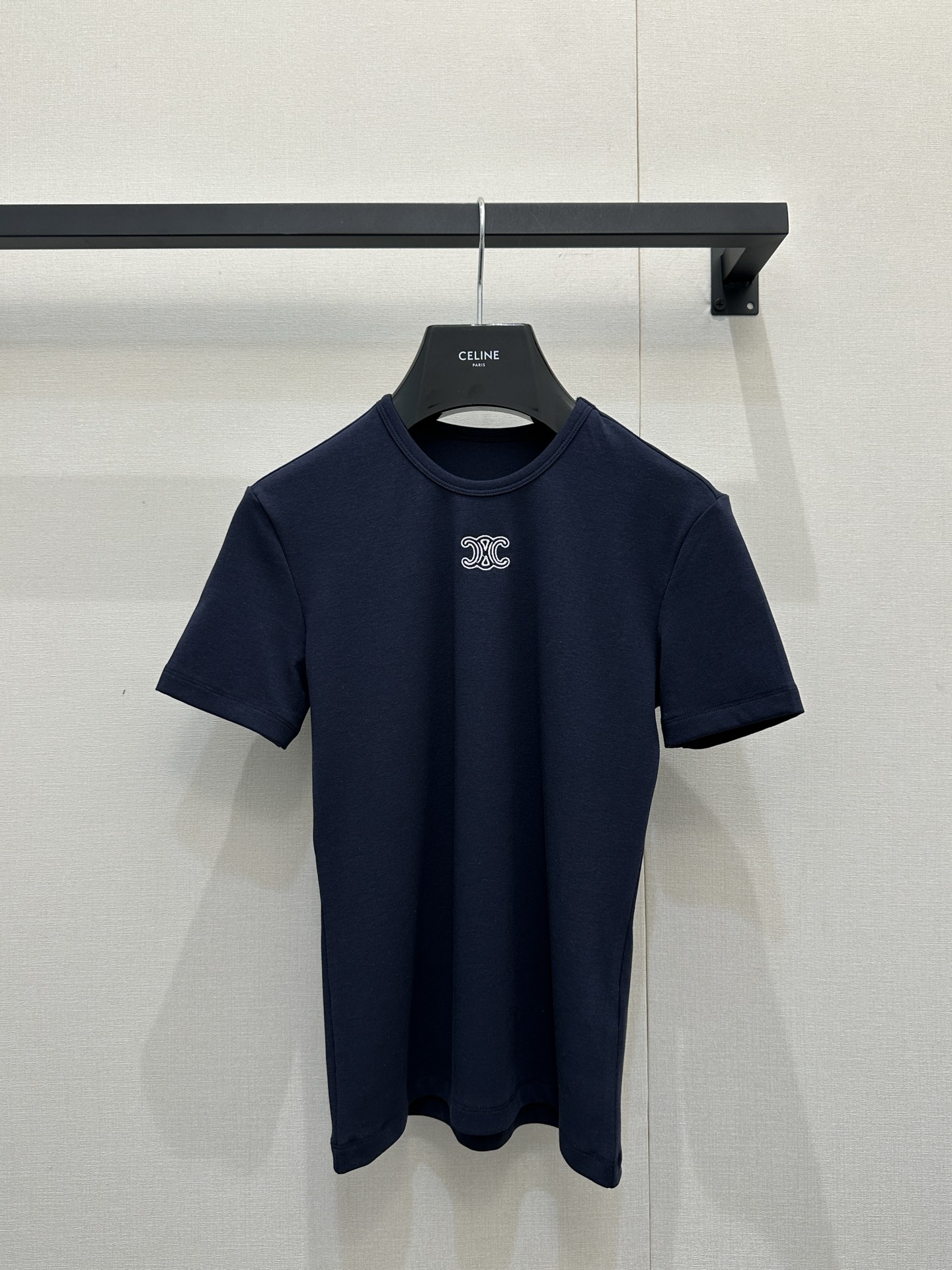 NO:650897,Celin* 26sS early spring new style Arc de Triomphe embroidered stretch short-sleeved T-shirt丨originally developed!  High quality production!  High-elastic pure cotton fabric, close to the body but not tight; soft but not collapsed, can be worn alone or layered in early spring to bring out neat lines; round neck short sleeves + exquisite Arc de Triomphe embroidery on the chest, details that highlight the brand control; slim and slightly elastic version, hiding the flesh and outlining the sense of slenderness; minimalist texture blends into daily relaxation, black and white two-color suitable for all styles. Ready for sale S/M/L large goods real shot, celine, T-shirt, tees, t-shirt, alexander  wang19860909Celin* 26sS早春新款 凯旋门刺绣弹力短袖T恤丨原版开发！高版出品！高弹纯棉面料,贴身不紧绷；软而不塌,早春单穿/叠穿都能衬出利落线条；圆领短袖+胸口精致凯旋门刺绣,细节戳中品牌控；修身微弹版型,藏肉又能勾勒纤细感；极简质感揉进日常松弛感,黑白双色适配所有风格.现货发售S/M/L大货实拍,,celine,T-shirt,tees，t-shirt,alexander wang,Women's clothing