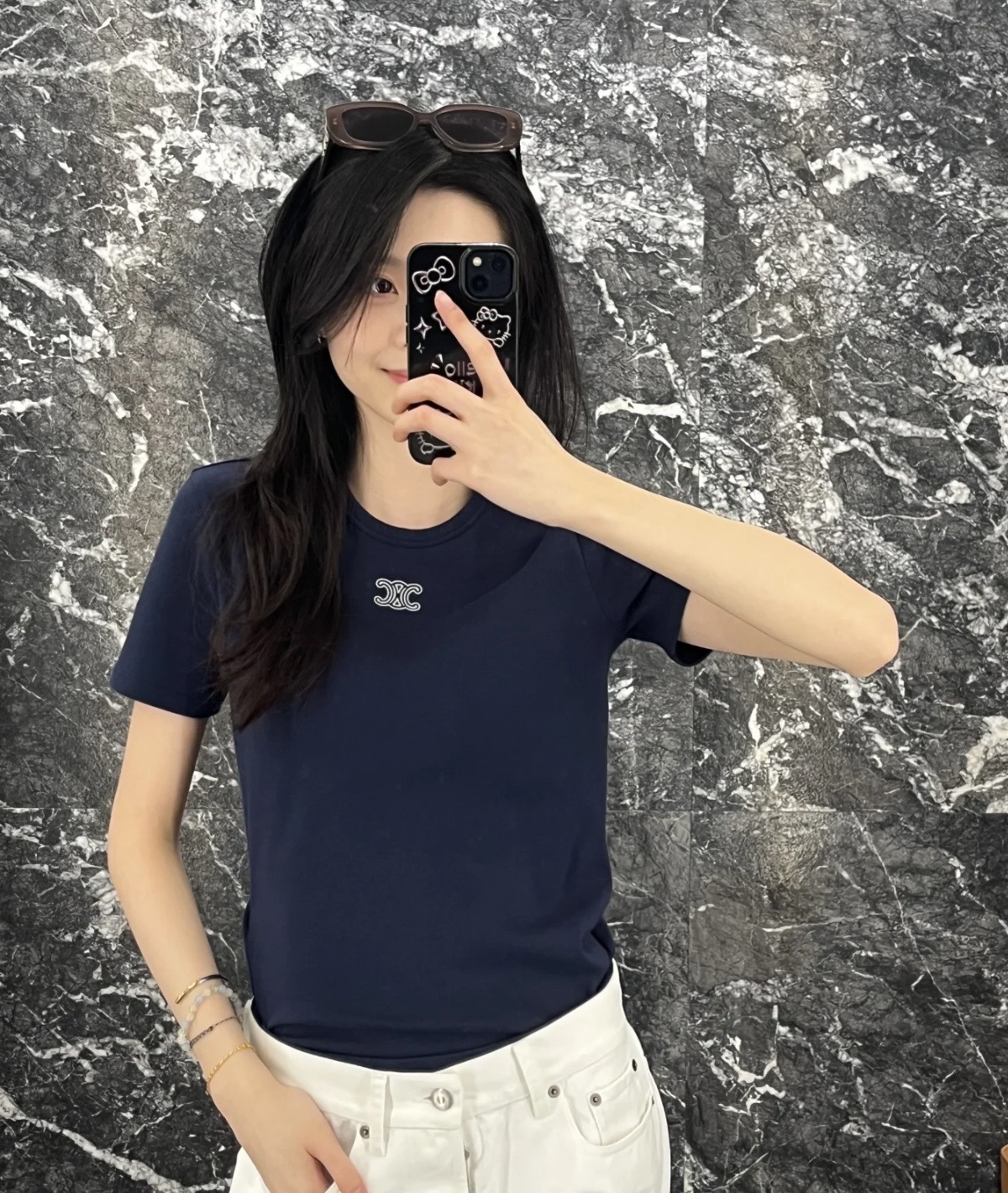 NO:650900,Celin* 26sS early spring new style Arc de Triomphe embroidered stretch short-sleeved T-shirt丨originally developed!  High quality production!  High-elastic pure cotton fabric, close to the body but not tight; soft but not collapsed, can be worn alone or layered in early spring to bring out neat lines; round neck short sleeves + exquisite Arc de Triomphe embroidery on the chest, details that highlight the brand control; slim-fitting and slightly elastic version, hiding the flesh and outlining the sense of slenderness; minimalist texture blends into daily relaxation, black and white two-color suitable for all styles. Ready for sale S/M/L,,celine,T-shirt,tees,t-shirt,alexander wang19860909Celin* 26sS早春新款 凯旋门刺绣弹力短袖T恤丨原版开发！高版出品！高弹纯棉面料,贴身不紧绷；软而不塌,早春单穿/叠穿都能衬出利落线条；圆领短袖+胸口精致凯旋门刺绣,细节戳中品牌控；修身微弹版型,藏肉又能勾勒纤细感；极简质感揉进日常松弛感,黑白双色适配所有风格.现货发售S/M/L,,celine,T-shirt,tees，t-shirt,alexander wang,Women's clothing