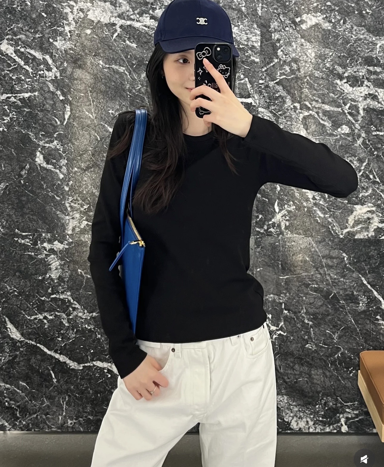 NO:650919,Celin* 26SS early spring new style Arc de Triomphe embroidered stretch long-sleeved T-shirt丨originally developed!  High quality production!  The cotton is close to the skin, breathable and not sweaty, and the elastic wraps the body but is not tight. The Arc de Triomphe embroidery on one side of the chest is not an exaggerated big logo, but minimalist lines outlined with embroidery thread of the same color. The delicate texture will be revealed under the light. The classic round neck just modifies the neckline without highlighting the face shape; the slim fit fits the body shape but does not tighten the flesh. It quietly narrows the waist and abdomen lines and hides the 'slimness' in the slack. 2 colors  SML,,celine,tees,t-shirt,alexander wang19860909Celin* 26SS早春新款 凯旋门刺绣弹力长袖T恤丨原版开发！高版出品！棉贴肤透气不闷汗,弹力裹身却不紧绷,胸口单侧的凯旋门刺绣是灵魂不是浮夸的大logo,而是用同色系绣线勾勒的极简线条,在光线下才会透出细腻纹理,经典圆领刚好修饰颈线,不挑脸型；修身版型贴合身形,却不勒肉,悄悄收窄腰腹线条,把“显瘦”藏在松弛里.2色 SML,,celine,tees，t-shirt,alexander wang,Women's clothing