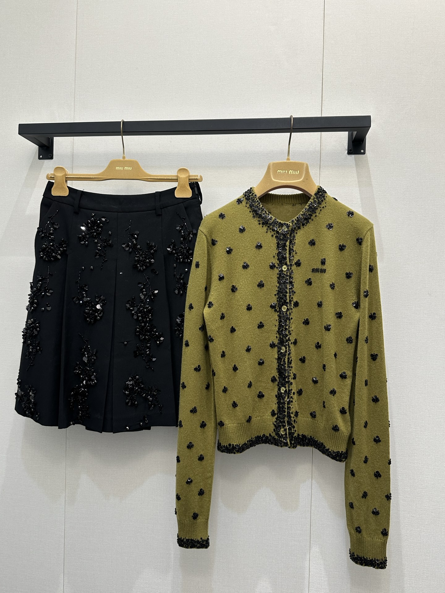 NO:650924,Miu Heavy Industry's diamond-made olive green cardigan is made of hand-stitched sequins. The front and back are sewn with flower elements. It has a gentle and elegant atmosphere when worn alone~ Exclusively customized imported yb cashmere material, logo letter pattern design on the chest, simple and elegant!  A style that can be easily worn for daily commuting or casual outings!  1:1 Awesome version, the latest item in early autumn, look for the exclusive high version, in stock, SML large goods, real shots,,miumiu,alexander wang19860909Miu重工订钻橄榄绿开衫整件做手工缝钻亮片工艺,正反都做花朵元素缝钻设计,叠搭单穿都是自带温柔优雅气息～ 独家定制进口yb山羊绒材质,胸前徽标字母图案设计,简洁不失大方！日常通勤或休闲外出都能轻松自如驾驭的风格！1:1超赞版型,早秋最新单品,认准独家高版本 现货 SML大货实拍,,miumiu,alexander wang,Women's clothing