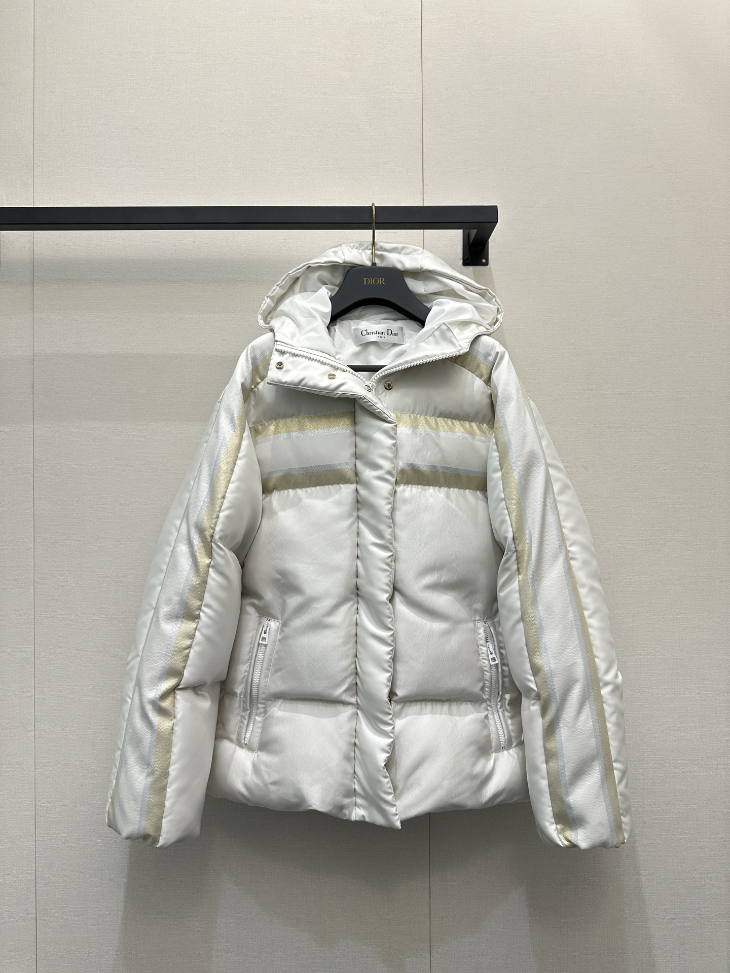 NO:652103,Comes with dust bag Dio*25 new autumn and winter products!  A must-have classic every year. This season’s must-have hot-selling item!  Three-dimensional jacket down cotton jacket!  Original customized high-density technical taffeta Oblique jacquard fabric!  Windproof double-layer design inside!  The classic presbyopic belt tightens the waist and fits the body, which is handsome and stylish!  One-to-one customized three-dimensional tailoring, wide version, slimming the upper body. A must-have item for fair and beautiful women!  The original development of customized hardware accessories, the quality of workmanship depends on the details!  Actual shots of SML’s large products, dior, jackets & coats, down jacket, alexander wang19860909配防尘袋 Dio*25秋冬新品！每年必爆的经典款 本季必入代购爆款！立体夹克羽绒棉面包服！原版定制高密度科技塔夫绸Oblique提花面料！内里防风双层工艺设计！经典老花腰带收腰设身版型帅气又拉风 ！一比一定制立体剪裁挺阔版型上身巨显瘦.白富美必备单品！原版开发定制五金配件,做工品质看细节来！SML大货实拍,,dior,jackets & coats,down jacket,alexander wang,Women's clothing