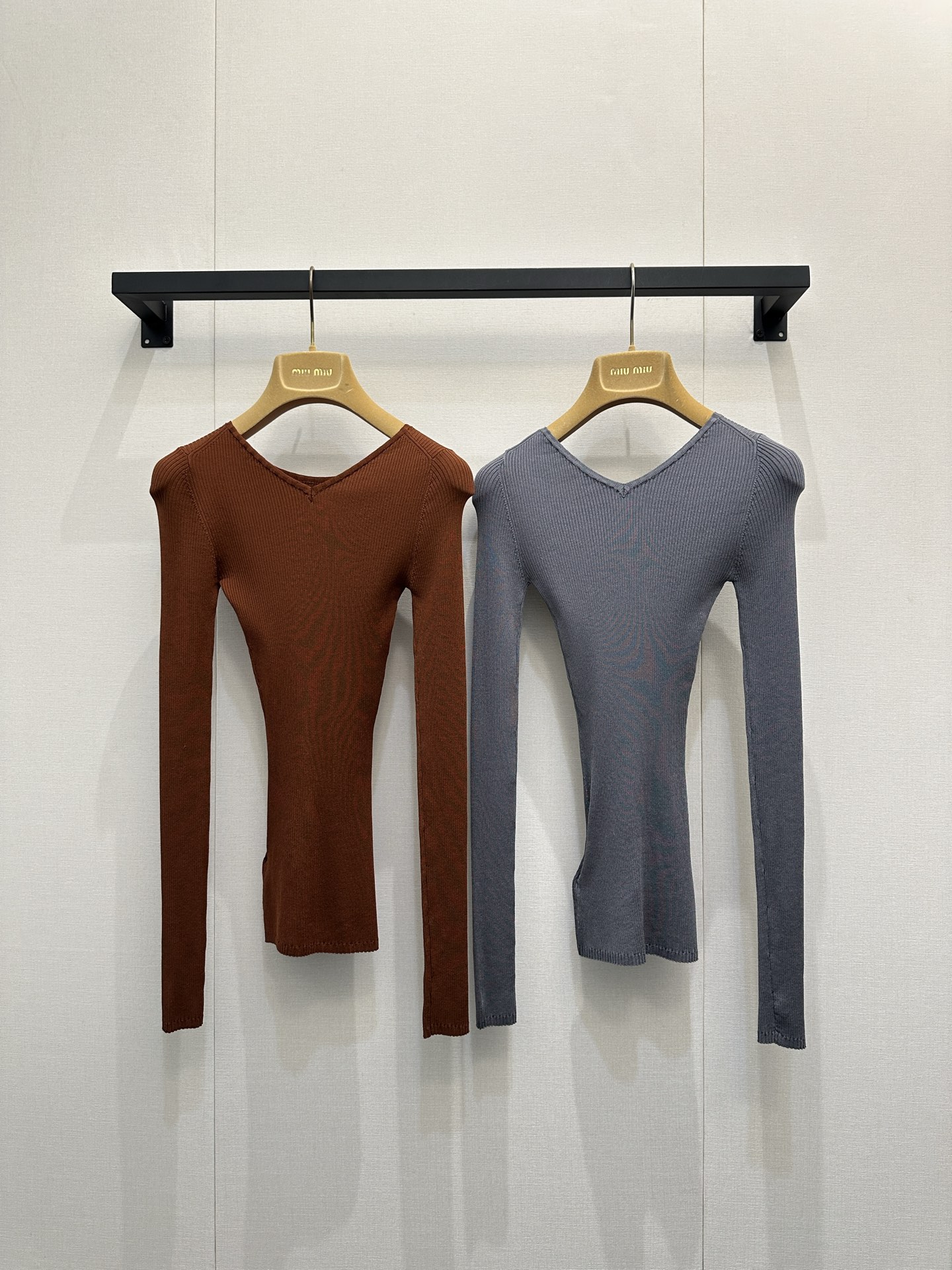 NO:652051,Miu26FW new micro-label silk knitted long-sleeved bottoming shirt | Exclusive high-end version!  It is made of cold silk knitted fabric, which has a cool and soft touch, and is delicate and skin-friendly without being stuck. It is embellished with letter micro-marks and has a slim-fitting and extra-large stretch cut, which fits the body shape but is not tight and is compatible with various body shapes. The round neck + V-neck design can be worn front and back. The classic basic style with long sleeves is a practical model that can be worn with everything in the autumn and winter wardrobe. Ready for sale S/M/L Large goods real shot, miumiu, real silk, alexander wang19860909Miu26FW新款微标真丝针织长袖打底衫丨独家高版出品！采用真丝冰冷针织面料,自带凉感软糯触感,细腻亲肤不扎身；点缀字母微标,修身超大弹力剪裁,贴合身形却不紧绷,兼容各种身型；圆领+V领设计 正反都能穿 长袖的经典基础款型,是秋冬衣橱里「万物皆可搭」的实用款.现货发售S/M/L大货实拍,,miumiu,real silk,alexander wang,Women's clothing