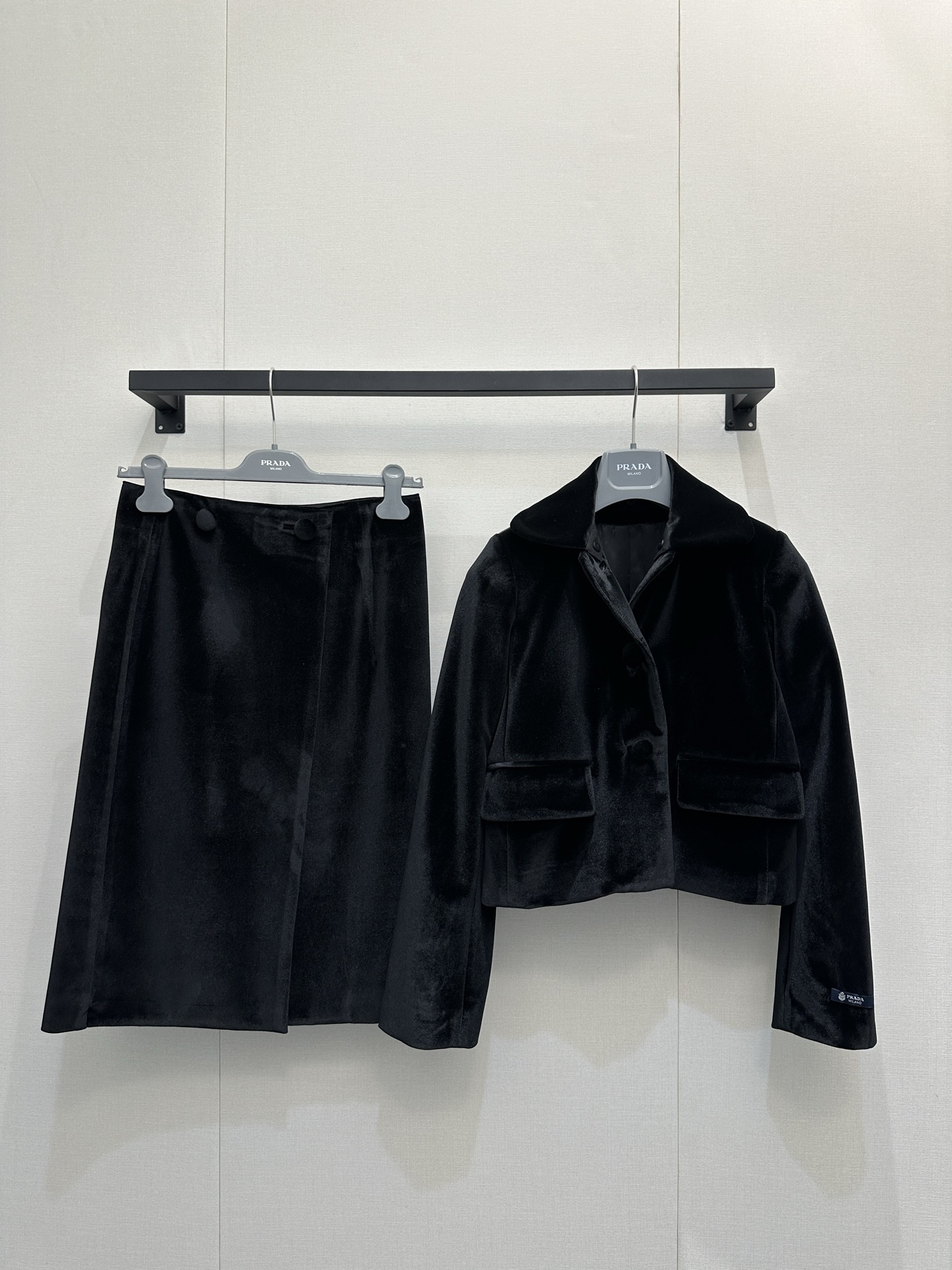 NO:656082,(Coat) Prad*2025 new autumn and winter fashionable retro A-line velvet skirt, soft and warm, high-waisted A-line version is super slim, even fat sisters can easily control it! The black color is versatile, it can be paired with a woolen jacket or a sweater  OK, it can be worn for both commuting and leisure. The slit design of the skirt makes it easier to walk, and it is full of fashion. It has a full range of sizes to meet the needs of different body types, comfortable and stylish! Real photos of SML large quantities of sizes, prada, skirts, jackets & coats, alexander wang19860909（外套）Prad*2025秋冬新款时髦复古A字丝绒半身裙,柔软又保暖,高腰A字版型超显瘦,微胖姐妹也能轻松驾驭!黑色百搭,随便配毛呢外套or针织衫都 OK,通勤休闲都能穿计.裙摆开叉设计,走路更方便,时髦感满分~尺码超全,满足不同体型需求,舒适又有型!码数SML大货实拍,,prada,skirts,jackets & coats,alexander wang,Women's clothing