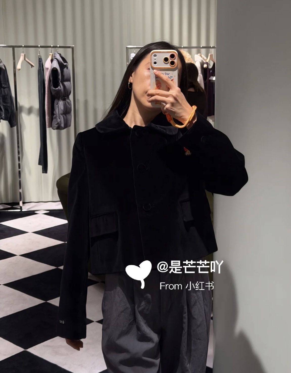 NO:656087,(Coat) Prad*2025 new autumn and winter fashionable retro A-line velvet skirt, soft and warm, high-waisted A-line version is super slim, and can be easily worn by fat sisters! The black color is versatile, it can be worn with a woolen jacket or a sweater, and can be worn for commuting and leisure. The slit design of the skirt makes it easier to walk, and it is full of fashion~ The sizes are super full, meeting the needs of different body types, comfortable and stylish! Size SML, prada, skirts, jackets &  coats,alexander wang19860909（外套）Prad*2025秋冬新款时髦复古A字丝绒半身裙,柔软又保暖,高腰A字版型超显瘦,微胖姐妹也能轻松驾驭!黑色百搭,随便配毛呢外套or针织衫都 OK,通勤休闲都能穿计.裙摆开叉设计,走路更方便,时髦感满分~尺码超全,满足不同体型需求,舒适又有型!码数SML,,prada,skirts,jackets & coats,alexander wang,Women's clothing