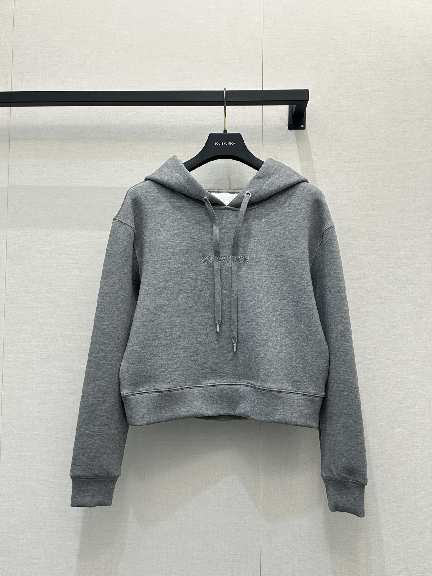 NO:654500,Louis Vuit*on 25Fw new autumn and winter micro-label embroidered drawstring hooded sweatshirt丨original development!  High quality production!  Air layer composite fabric is as light as a cloud but very warm!  The looming micro-label embroidery on the chest is a sign of 'unconsciously high-end'; the metal-head drawstring + short slightly loose version can be pulled up to show neatness, and the waist is exposed to show proportions. Switching between sweet and cool depends on matching ~ It can be worn in autumn and winter without pressing the body, and it can hide laziness and laxity ~ Ready-made S/M/L large goods, real shots, louis vuitton, hoodie, sweatshirts, hats, alexander wang19860909Louis Vuit*on 25Fw秋冬新款 微标刺绣抽绳连帽卫衣丨原版开发！高版出品！空气层复合面料,轻如云朵却暖得很实在！胸前若隐若现的微标刺绣,是懂“不经意高级”的小心机；金属头抽绳+短款微宽松版型,拉上显利落、露腰显比例,甜酷切换全凭搭配~秋冬穿不压身还能藏住慵懒松弛~现货发售S/M/L大货实拍,,louis vuitton,hoodie,sweatshirts,hats,alexander wang,Women's clothing