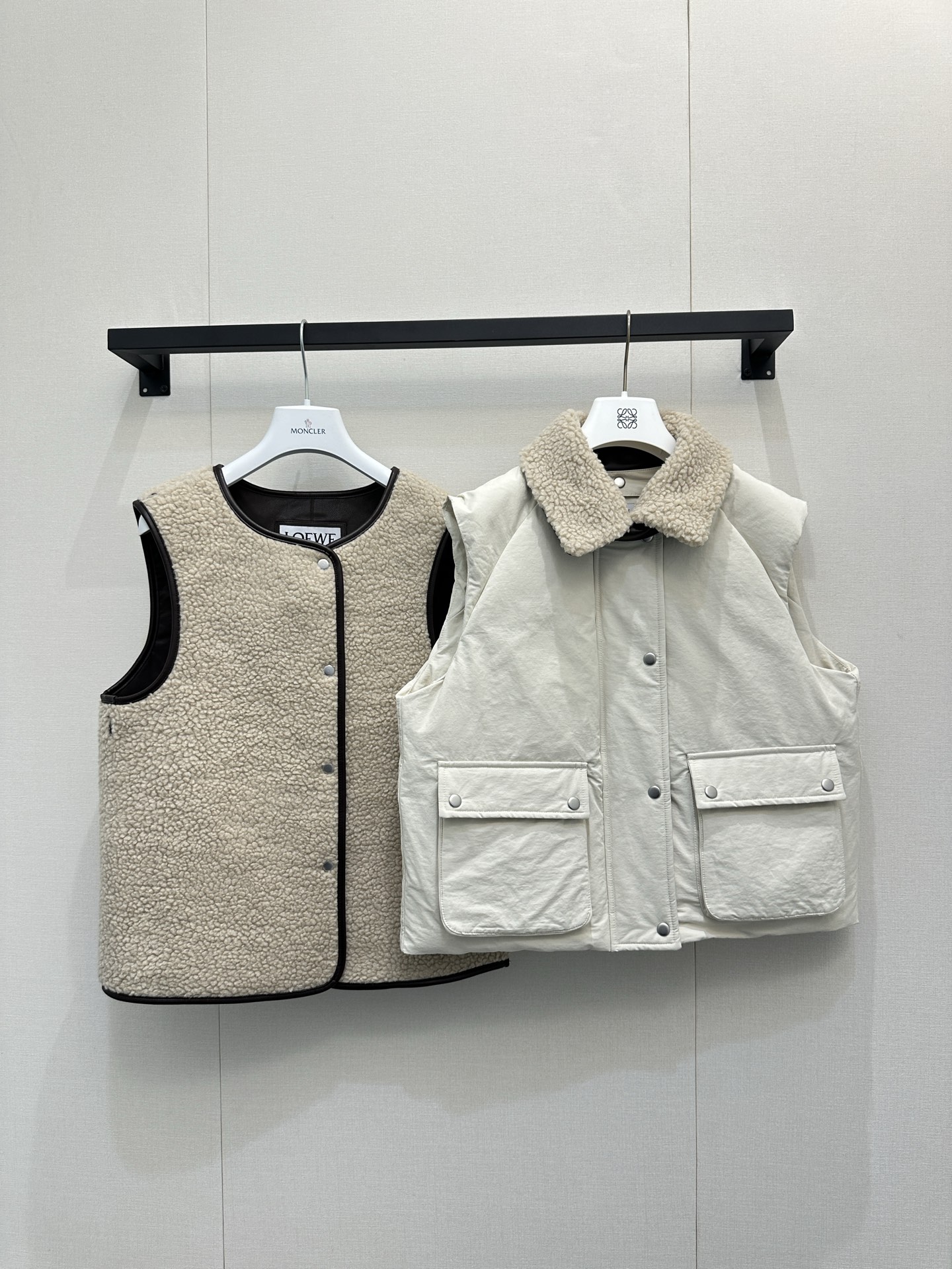 NO:656081,Loe w*e2025FW new style two-piece vest jacket, multiple ways to wear, classic and stylish, has its own aura, the fabric texture is very nice, fashionable and high-end, the color is super positive, the upper body is white and slim, its own cool and handsome series, the upper body is full of aura when walking, the length is just right, easy to control, SML large goods real shot,,loewe,jackets & coats,alexander wang19860909Loe w*e2025FW新款 两件套马甲外套 多种穿法 经典又有型 自带气场 面料质感很奈斯 时髦又高级 颜色超级正 上身显白又显瘦 自带酷帅感的系列 走路都带风上身气场全开 长度恰到好处 轻松驾驭 SML大货实拍,,loewe,jackets & coats,alexander wang,Women's clothing