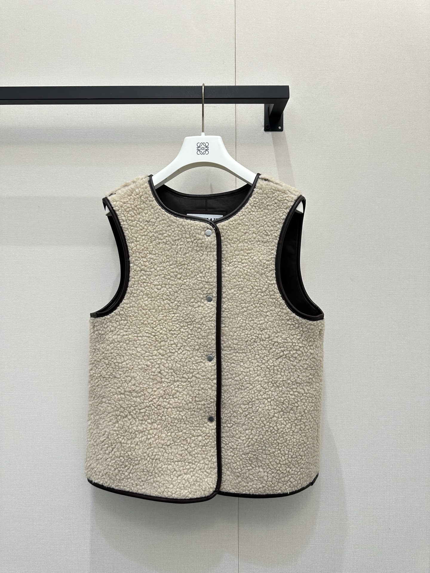 NO:656091,Loe w*e2025FW new style two-piece vest jacket, multiple ways to wear, classic and stylish, has its own aura, the fabric texture is very nice, fashionable and high-end, the color is super positive, the upper body is white and slim, its own cool and handsome series, the upper body is full of aura when walking, the length is just right, easy to control, SML large goods real shot,,loewe,jackets & coats,alexander wang19860909Loe w*e2025FW新款 两件套马甲外套 多种穿法 经典又有型 自带气场 面料质感很奈斯 时髦又高级 颜色超级正 上身显白又显瘦 自带酷帅感的系列 走路都带风上身气场全开 长度恰到好处 轻松驾驭 SML大货实拍,,loewe,jackets & coats,alexander wang,Women's clothing
