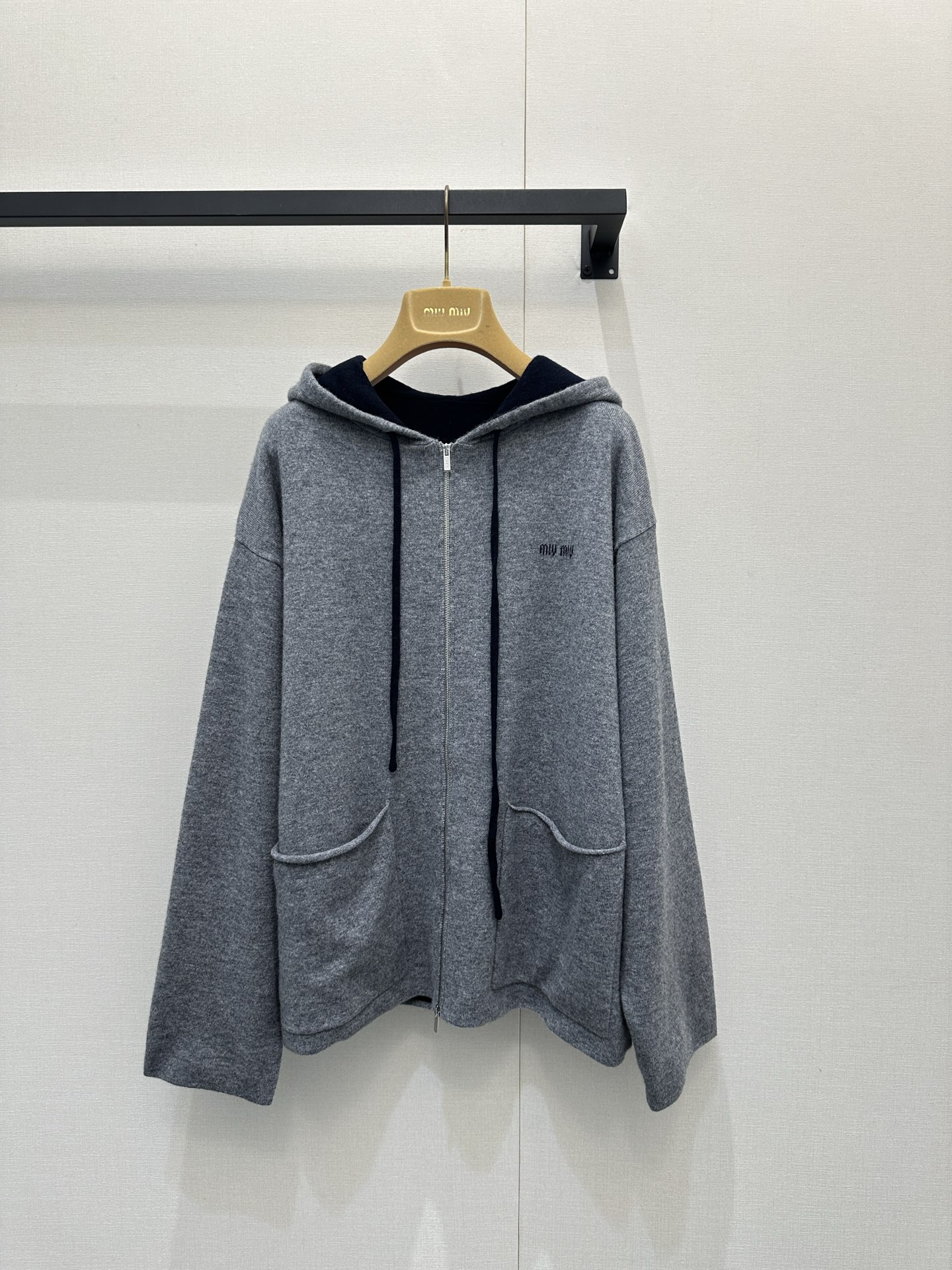 NO:656092,Miu style girly outfits!  Intellectual fashion style lace wool hooded jacket!  The gray and blue color combination is age-reducing and high-end!  Double pocket design for a relaxed fit!  18-needle double-woven imported yarn has a thick and comfortable texture!  Girly style, age-reducing elegance without losing sweetness!  The original custom-made classic version is versatile and does not pick anyone's upper body. It is beautiful and does not need it!  The quality of workmanship depends on the details!  3 sizes in one color, ready for grabs, real shots of large quantities,,miumiu,jackets & coats,hats,alexander wang19860909miu系少女穿搭！知识分子时髦风格蕾系羊毛连帽外套！灰蓝配色减龄又高级！双口袋设计宽松版型！18针双织工艺进口纱线质感厚实舒适！少女风气质减龄优雅不失甜美！原版定制经典版型百搭不挑人上身美的不要不要的！做工品质看细节！一色3码 现货开抢,大货实拍,,miumiu,jackets & coats,hats,alexander wang,Women's clothing