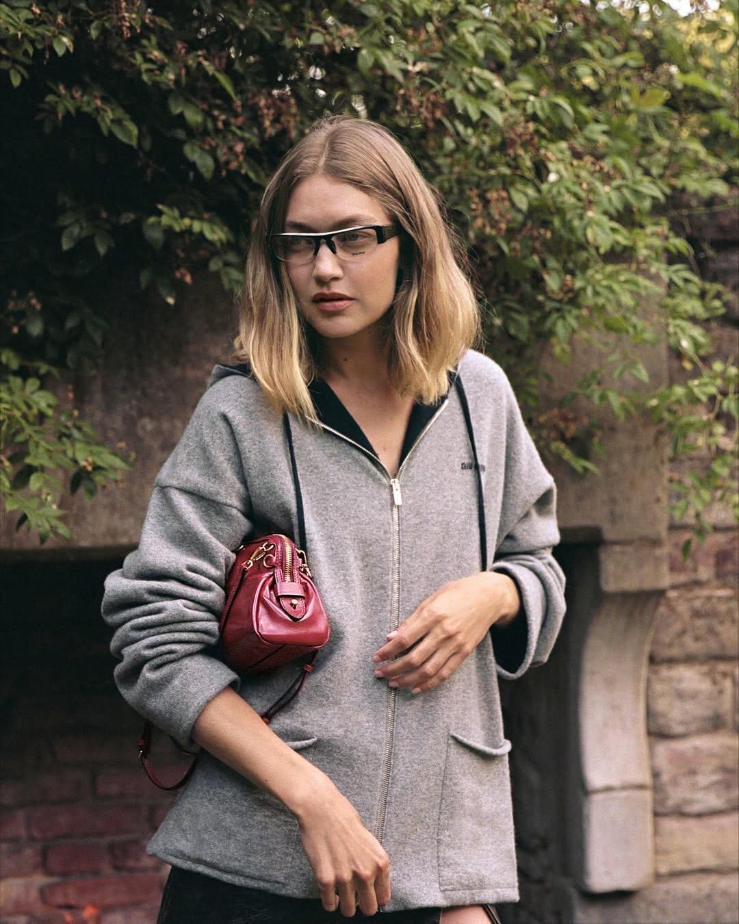 NO:656097,Miu style girly outfits!  Intellectual fashion style lace wool hooded jacket!  The gray and blue color combination is age-reducing and high-end!  Double pocket design for a relaxed fit!  18-needle double-woven imported yarn has a thick and comfortable texture!  Girly style, age-reducing elegance without losing sweetness!  The original custom-made classic version is versatile and does not pick anyone's upper body. It is beautiful and does not need it!  The quality of workmanship depends on the details!  3 sizes in one color available for grabs now,,,miumiu,jackets & coats,hats,alexander wang19860909miu系少女穿搭！知识分子时髦风格蕾系羊毛连帽外套！灰蓝配色减龄又高级！双口袋设计宽松版型！18针双织工艺进口纱线质感厚实舒适！少女风气质减龄优雅不失甜美！原版定制经典版型百搭不挑人上身美的不要不要的！做工品质看细节！一色3码 现货开抢,,,miumiu,jackets & coats,hats,alexander wang,Women's clothing