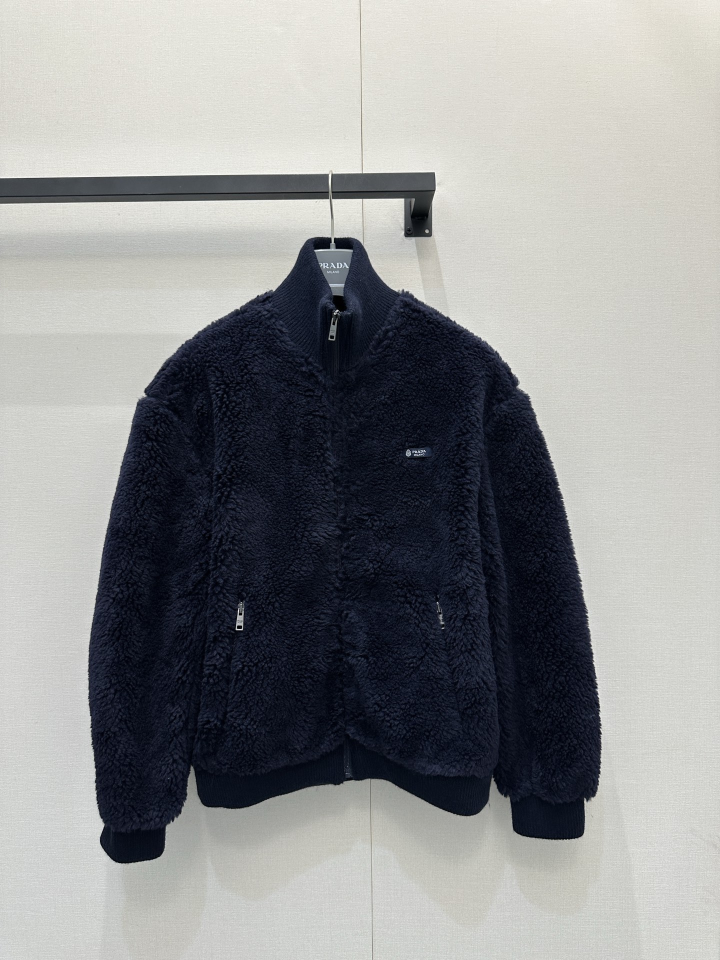 NO:656064,Prad* letter logo lamb wool jacket is made of high-quality matching fabric and feels soft and delicate ~ perfect for autumn and winter wear!  Three-dimensional cut and loose fit, simple, fashionable and elegant. Sheep wool blended material, the cuffs and hem are closed with ribbing, making it more comfortable to wear!  The classic logo pattern on the chest is embellished, highlighting the brand's unique low-key luxury style. The autumn and winter look is super comfortable for commuting and leisure, and it easily has a 1:1 awesome version. The latest early autumn items, look for the exclusive high version. SML's real shots of large goods,, prada, jackets & coats, alexander wang19860909Prad*字母徽标羊羔毛外套高品质对版面料手感柔软细腻～秋冬穿超适合！立体剪裁宽松版型,简约时髦又大气 绵羊毛混纺材质,袖口下摆收边做罗纹收口,穿着更舒适！胸前经典徽标图案点缀,突显品牌独有的低调奢华风范,通勤休闲都超舒适的秋冬look轻松拥有1:1超赞版型,早秋最新单品,认准独家高版本 SML大货实拍,,prada,jackets & coats,alexander wang,Women's clothing