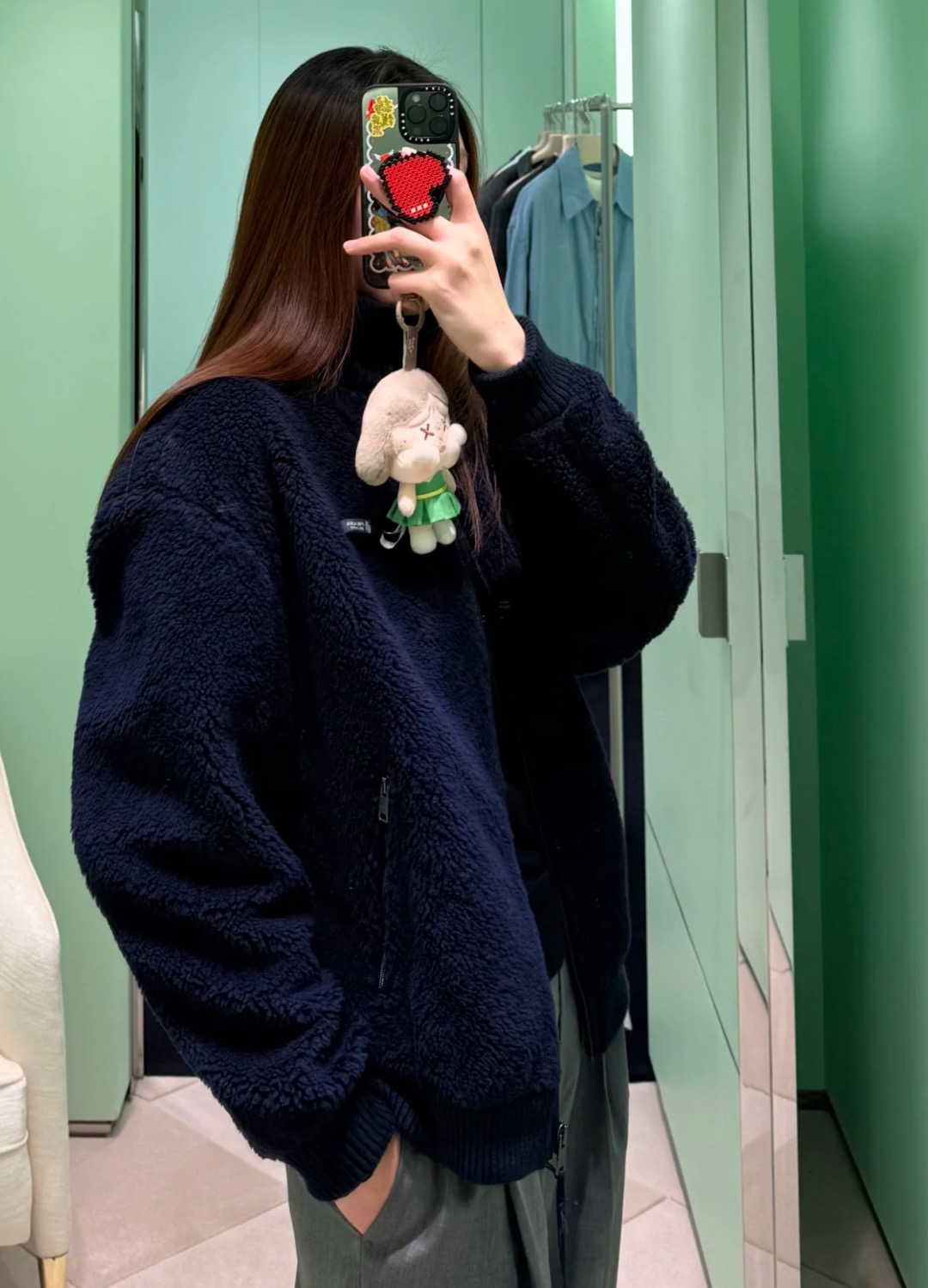 NO:656070,Prad* letter logo lamb wool jacket is made of high-quality matching fabric and feels soft and delicate ~ perfect for autumn and winter wear!  Three-dimensional cut and loose fit, simple, fashionable and elegant. Sheep wool blended material, the cuffs and hem are closed with ribbing, making it more comfortable to wear!  The classic logo pattern on the chest is embellished, highlighting the brand's unique low-key luxury style. The autumn and winter look is super comfortable for commuting and leisure, and it easily has a 1:1 awesome version. The latest items for early autumn, look for the exclusive high version SML, prada, jackets & coats, alexander wang19860909Prad*字母徽标羊羔毛外套高品质对版面料手感柔软细腻～秋冬穿超适合！立体剪裁宽松版型,简约时髦又大气 绵羊毛混纺材质,袖口下摆收边做罗纹收口,穿着更舒适！胸前经典徽标图案点缀,突显品牌独有的低调奢华风范,通勤休闲都超舒适的秋冬look轻松拥有1:1超赞版型,早秋最新单品,认准独家高版本 SML,,prada,jackets & coats,alexander wang,Women's clothing