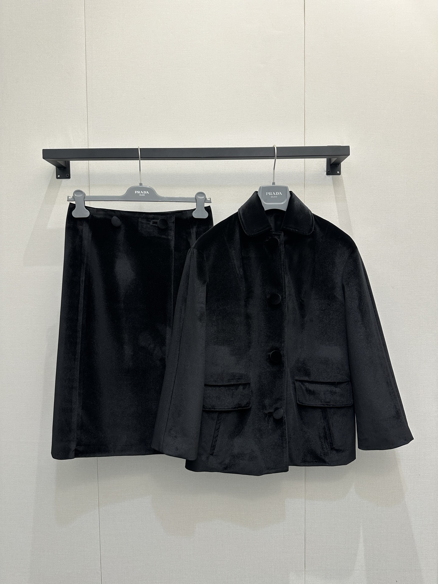 NO:656076,Prada lapel velvet long coat, shoulder regular fit upper body, casual and fashionable!  The texture is soft to the touch and has a silky luster texture, which is comfortable and easy to care for. The simple and elegant style shows off the old money atmosphere, and the lapel design weakens the formal wear and brings a touch of age-reducing beauty!  Pair it with a skirt from the same series and get it effortlessly!  1:1 awesome version, the latest early autumn items, look out for exclusive high-end versions, ready-made SML products, real shots, prada, skirts, jackets & coats, alexander wang19860909Prada 翻领天鹅丝绒长外套 正肩常规版型上身休闲又时髦！触感柔软自带丝绸光泽质感的质地,舒适易打理～简约大方的款式尽显老钱气息,翻领设计弱化正装带来一丝减龄美感！搭配同系列半裙不费力ootd轻松get！1:1超赞版型,早秋最新单品,认准独家高版本 现货 SML大货实拍,,prada,skirts,jackets & coats,alexander wang,Women's clothing