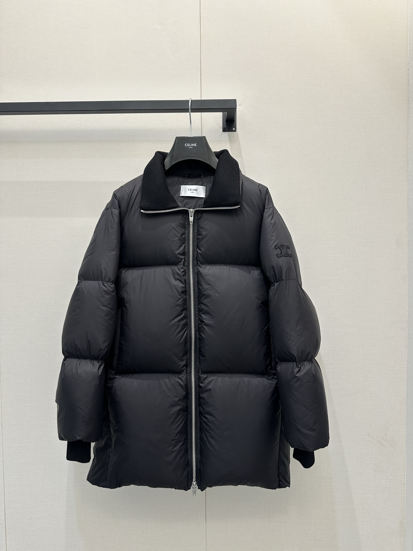 NO:656069,Comes with dust bag. CELINE black loose down jacket is filled with high content of white goose down, perfect for keeping warm! The outer satin material is full of luster and smooth to the touch. The mid-length design + hooded drawstring are windproof and considerate. The cuffs and hem are elasticated for more comfort. Paired with a scarf, it is super stylish when going out in winter, simple and practical, and a must-have in cold weather! SML's real shot, celine, down jacket, hats, alexander wang19860909配防尘袋 CELINE黑色宽松羽绒服采用高含量白鹅绒填充,保暖力满分!外层缎面材质,光泽感十足,触感顺滑计.中长款设计+连帽抽绳,防风又贴心.袖口和下摆松紧处理,穿着更舒适.搭配围巾,冬季出街超有型,简约实用,寒冷天气必备!SML大货实拍,,celine,down jacket,hats,alexander wang,Women's clothing