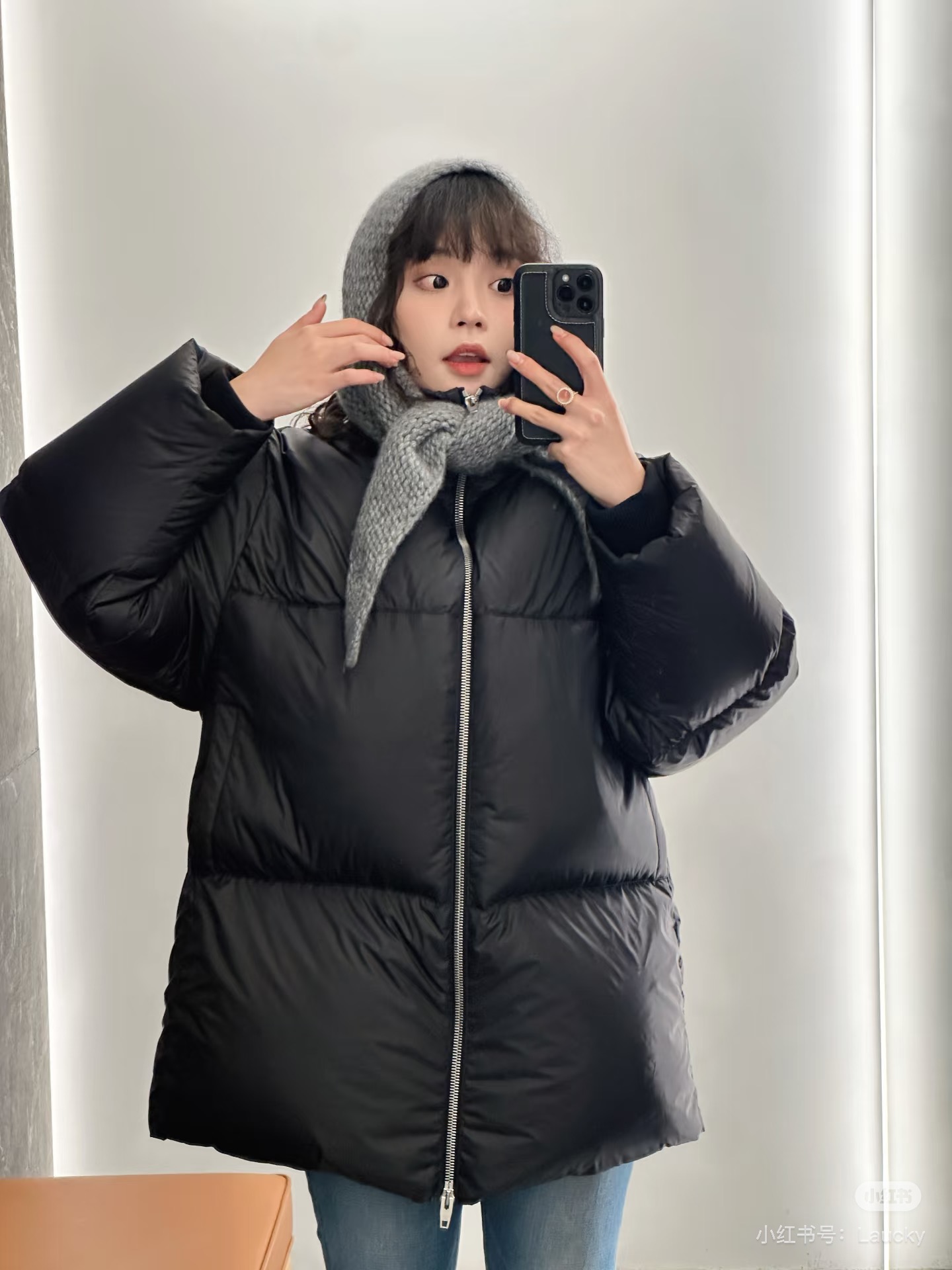 NO:656075,CELINE's black loose down jacket is filled with high-content white goose down, which has perfect warmth retention! The outer layer is made of satin material, which is full of luster and smooth to the touch. The mid-length design + hooded drawstring are windproof and considerate. The cuffs and hem are elasticized for more comfortable wearing. Paired with a scarf, it is super stylish when going out in winter, simple and practical, a must-have in cold weather! SML,,celine,down jacket,hats,alexander wang19860909CELINE黑色宽松羽绒服采用高含量白鹅绒填充,保暖力满分!外层缎面材质,光泽感十足,触感顺滑计.中长款设计+连帽抽绳,防风又贴心.袖口和下摆松紧处理,穿着更舒适.搭配围巾,冬季出街超有型,简约实用,寒冷天气必备!SML,,celine,down jacket,hats,alexander wang,Women's clothing